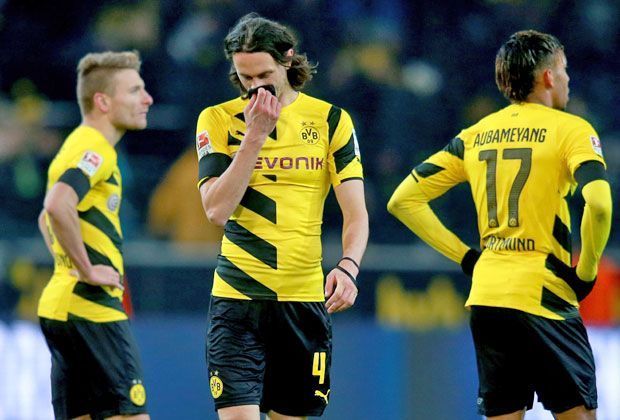 
                <strong>BVB: Gesichter der Krise</strong><br>
                Innenverteidiger Neven Subotic vergräbt das Gesicht im Trikot. Dem Serben ist die Verunsicherung deutlich anzusehen.
              