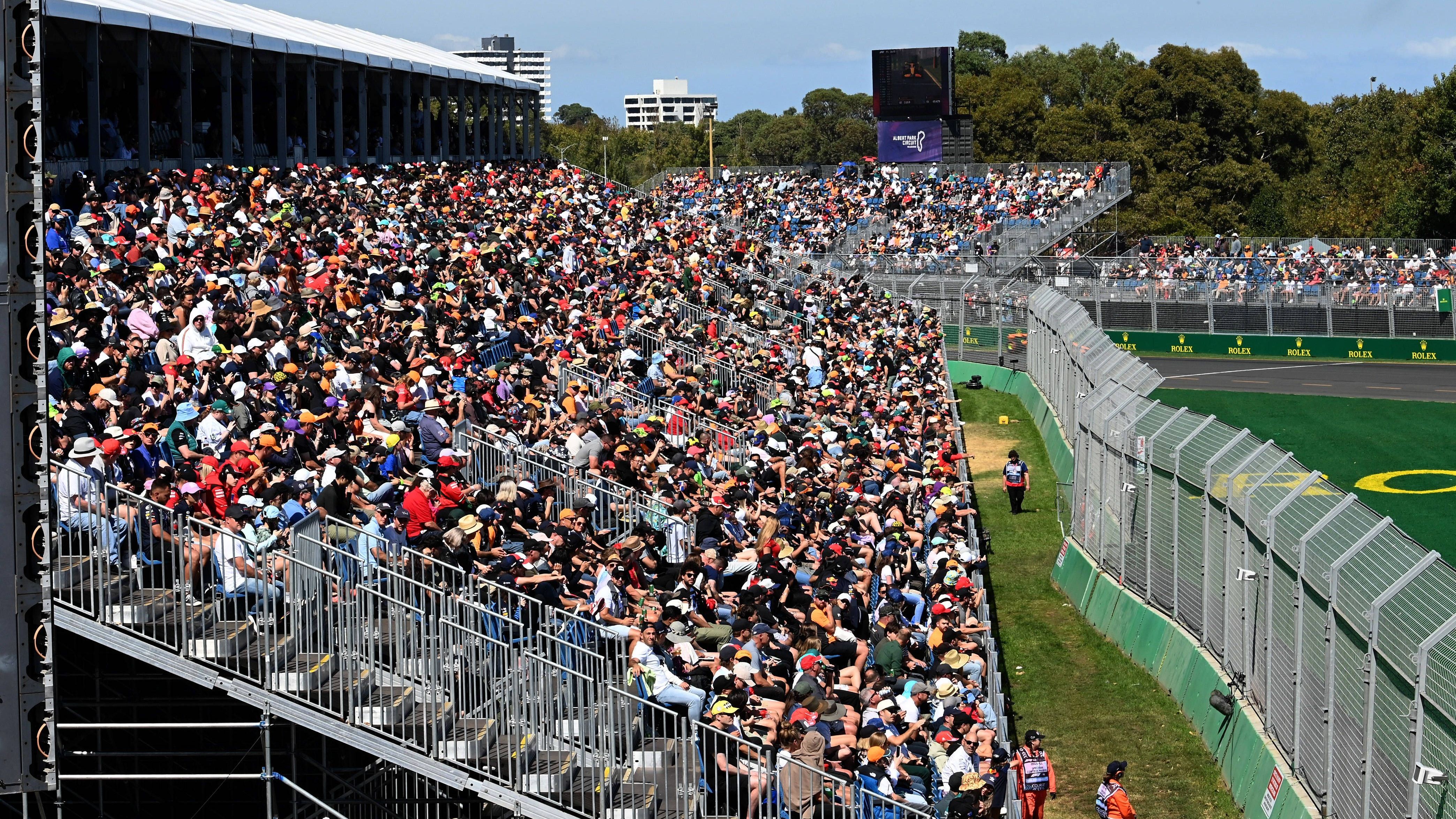 <strong>Gewinner: Fans in Melbourne</strong><br>Was will man als F1-Fan eigentlich mehr? Brennende Bremse, Motorschaden, spektakulärer und glücklicherweise gut ausgegangener Unfall: Der Australien-GP entwickelt sich zu einem spannenden Rennen mit unvorhergesehenem Podium. Die mehr als 450.000 Fans, die es am Rennwochenende in den Albert Park zieht, bekommen bei bestem Wetter so einiges für ihr Geld geboten. Die Fans am TV übrigens auch.