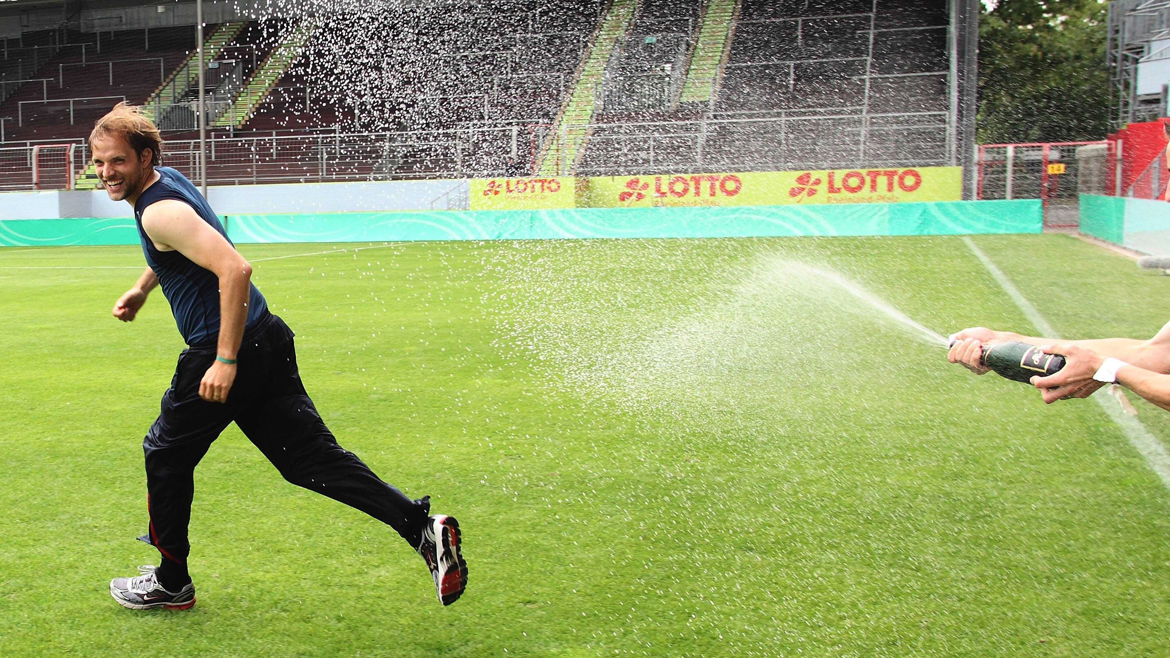 
                <strong>Tuchels Ernährung</strong><br>
                In Dortmund sorgte Tuchel seinerzeit für einiges Aufsehen, als er den Spielern eine neue Ernährung verordnete: kein Zucker, keine Weizen- oder Getreideprodukte. Dadurch sollte die Leistung weiter gesteigert werden. Tuchel selbst lebt diesen Ernährungsstil vor, hatte während seines Sabbatjahres nach der Trennung von Mainz einige Kilo abgenommen. Doch auch der als so verbissen geltende Tuchel hat seine Laster. "Nach Siegen bin ich anfällig für Schweinereien aller Art", sagte er einmal dem "WDR Hörfunk". "Schokolade, Erdnüsse, Chips. Fast Food nur sehr selten. Da muss schon etwas Besonderes passiert sein. Und es muss dunkel sein, sonst kriege ich Fast Food nicht runter." Auch bei Wein und Bier übt Tuchel Verzicht, allerdings darf es nach Siegen auch mal Champagner sein.
              