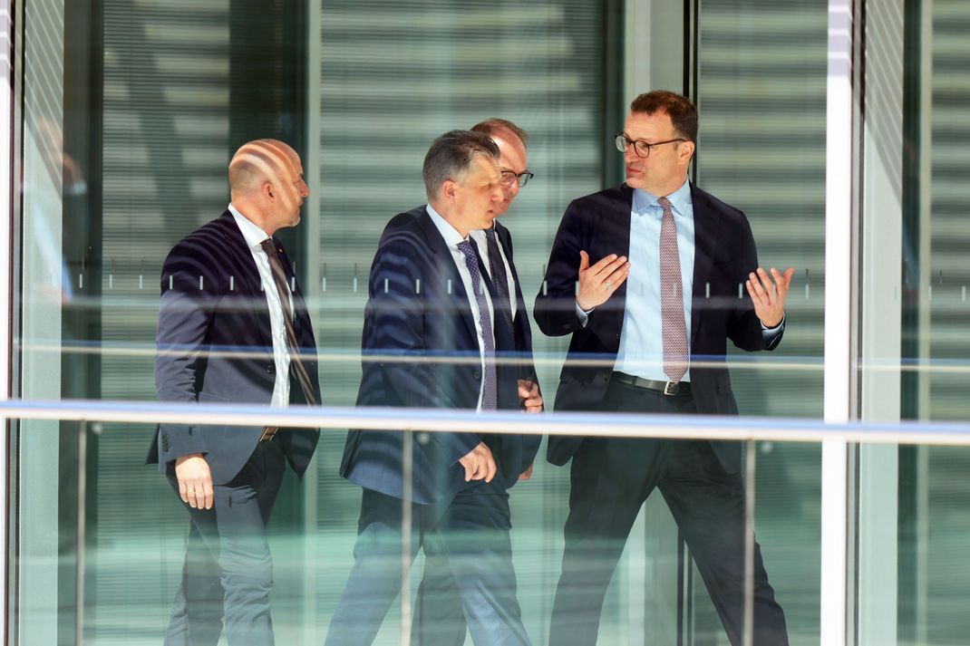Alexander Hoffmann, CSU-Landesgruppenchef, Thorsten Frei (CDU), designierter Bundesminister für besondere Aufgaben und Chef des Bundeskanzleramtes, Alexander Dobrindt (CSU, hinten), designierter Innenminister, und Jens Spahn (CDU), Vorsitzender der CDU/CSU Bundestagsfraktion (von links), beraten sich nach der Kanzlerwahl im Bundestag.