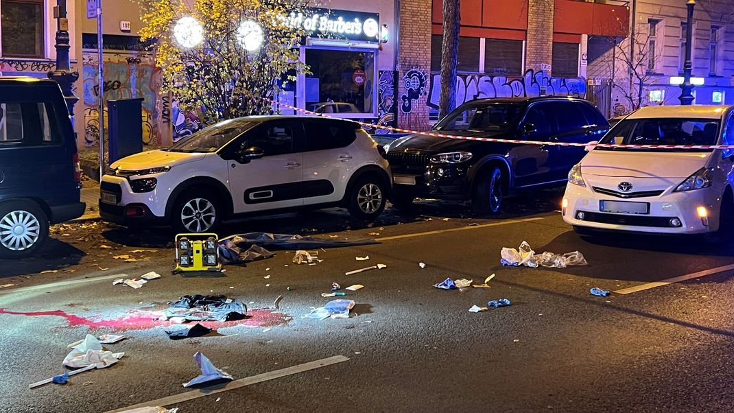 Absperrband sichert einen Tatort um eine Blutlache im Berliner Stadtteil Kreuzberg. Ein Mann ist in der Nacht bei einer Auseinandersetzung in Berlin ums Leben gekommen. 