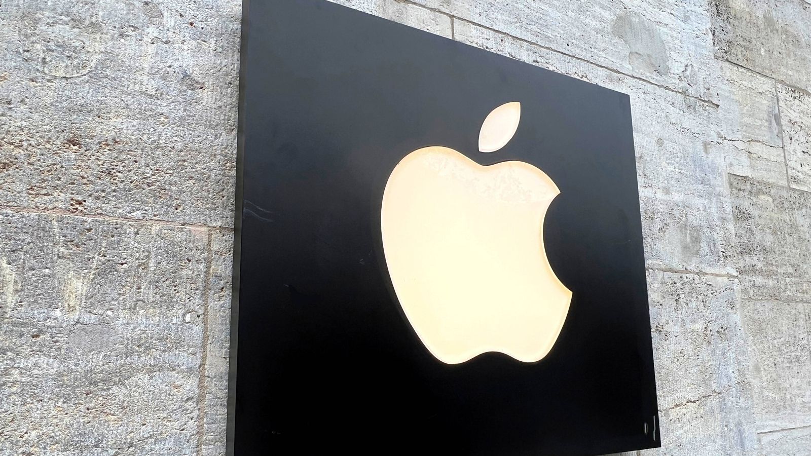 
                <strong>Apple</strong><br>
                Sogar Apple soll einem Bericht des Portals "Manchester Evening News" an einem Kauf interessiert gewesen sein. Das Unternehmen, das mittlerweile mehr als drei Billionen Euro schwer sein soll, habe sich bereits nach Übernahmemöglichkeiten erkundigt. Doch nun wandert der Klub nach Katar.
              