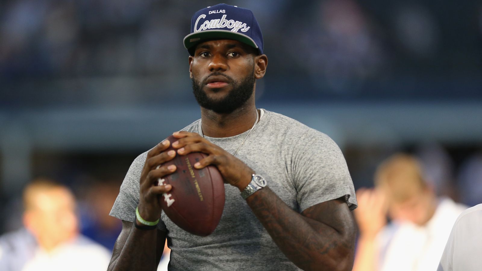 <strong>LeBron James (Dallas Cowboys)</strong><br>
                LeBron James favorisiert ebenfalls die Cowboys. Für ein Spiel seiner Mannschaft reist der NBA-Superstar der Los Angeles Lakers auch mal knapp 2000 Kilometer nach Texas. In seiner Jugend spielte der Basketballer übrigens auch selbst erfolgreich Football.
