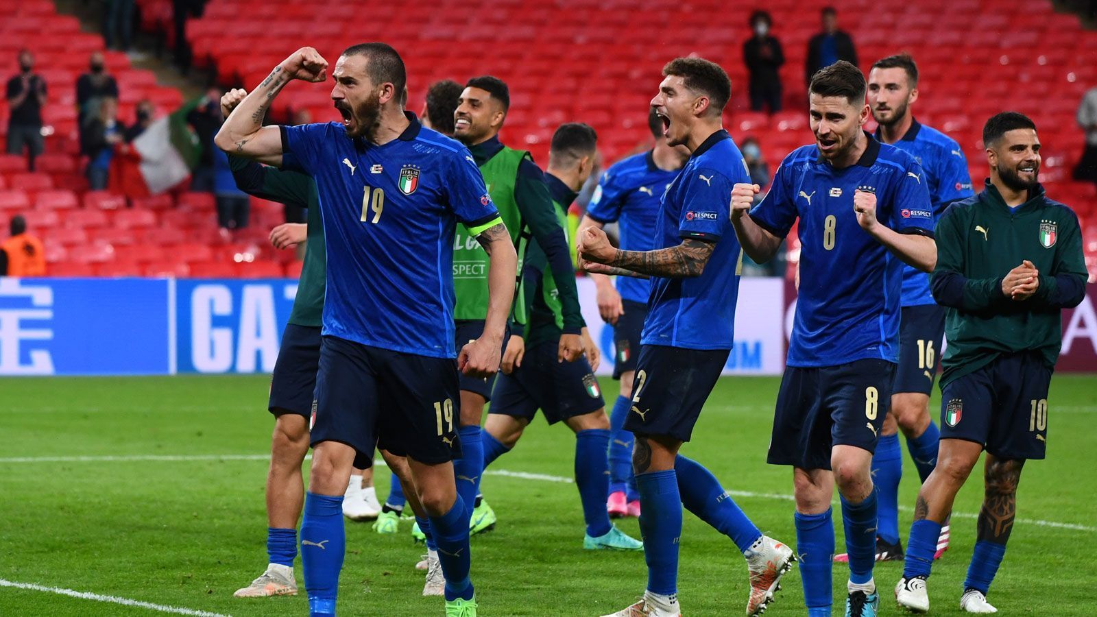 
                <strong>Platz 1: Italien (nach Vorrunde: Platz 1)</strong><br>
                Den Platz an der Sonne verteidigten die Italiener, obwohl sie im vierten Spiel dieser EM erstmals ins Schwitzen gerieten. Beim 2:1 nach Verlängerung über Österreich setzte sich die "Squadra Azzurra" letztlich aufgrund der individuellen Klasse der Joker durch. Es lässt sich aber auch konstatieren: So siegt ein Topteam. Und Drucksituationen sind auch gegen Belgien (Fr., ab 21 Uhr im Liveticker auf ran.de) zu erwarten.
              