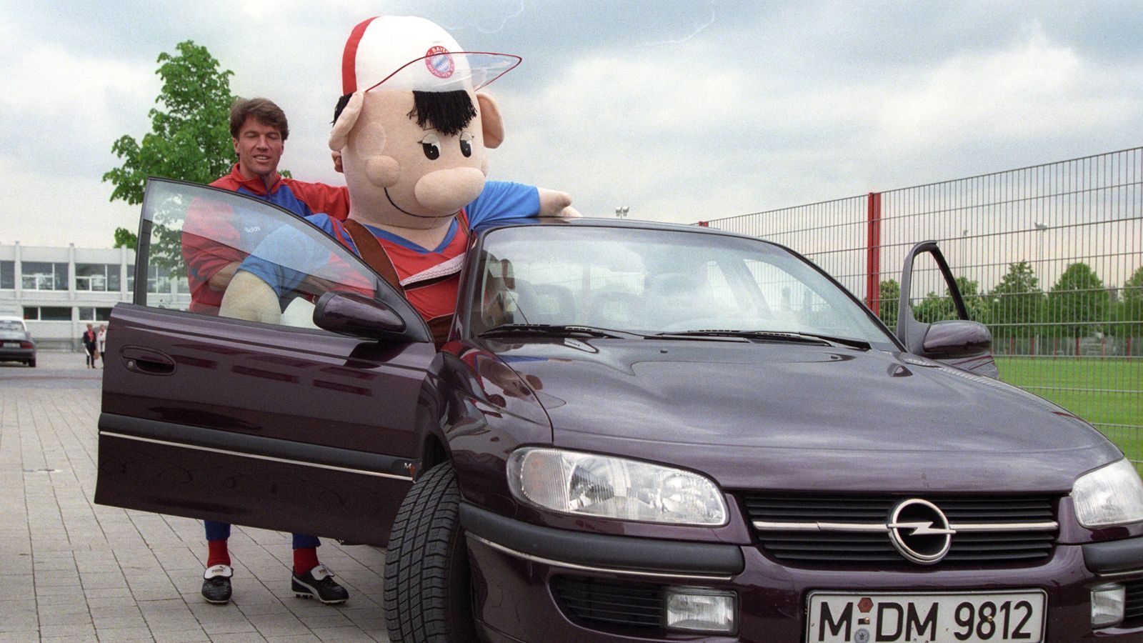 
                <strong>FC Bayern München: Die Maskottchen im Wandel der Zeit</strong><br>
                Aber passt Bazi in das Auto? Das dürfte schwer werden ...
              