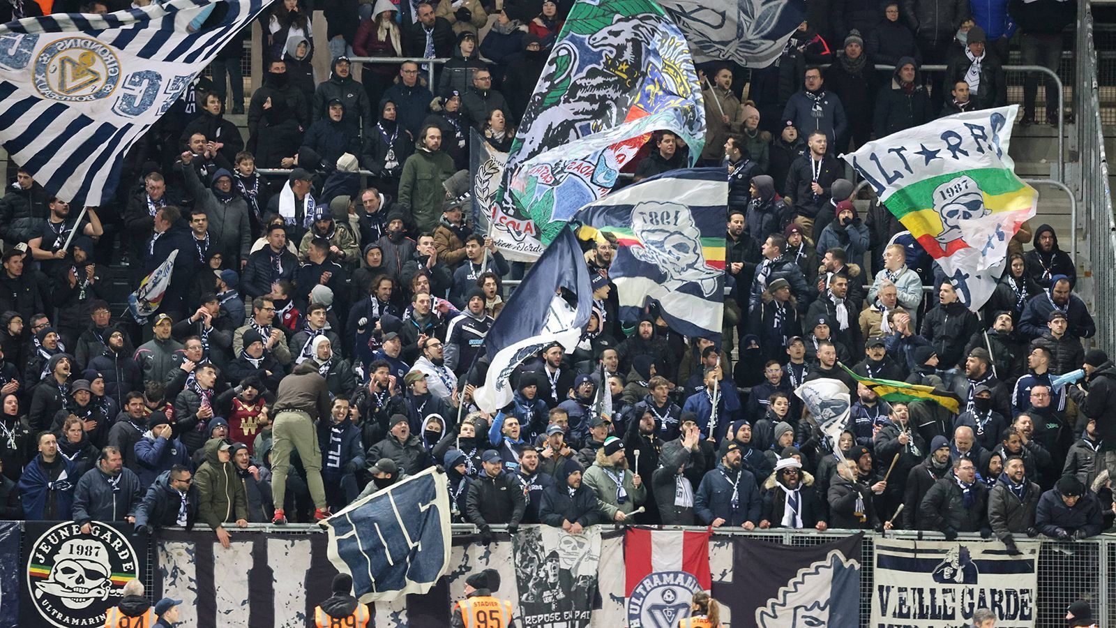 
                <strong>Girondins Bordeaux</strong><br>
                Die Fans der Vereine lernten sich im Jahr 2009 kennen. In der Gruppenphase der Champions League trafen Girondins Bordeaux und der FC Bayern aufeinander. Die französischen Fans luden die Fans des Rekordmeisters beim Hinspiel nach Bordeaux ein, die Münchener revanchierten sich beim Rückspiel. Beide Klubs überstanden die Gruppenphase vor Juventus Turin. Der Klub aus dem Süden Deutschlands verlor übrigens beide Partien gegen die Franzosen, schaffte es aber trotzdem in das Finale der Königsklasse. Vier Pokalsiege und sechs Meisterschaften stehen in der Historie von Bordeaux, derzeit spielt man aber nur in der Ligue 2, der zweiten französischen Liga.
              