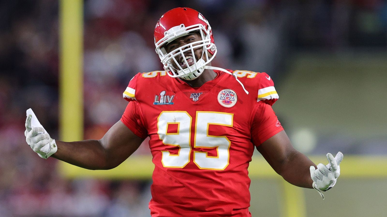 
                <strong>Chris Jones (Kansas City Chiefs)</strong><br>
                Die Kansas City Chiefs trugen in den letzten Wochen Spendierhosen. Erst der Mahomes-Mega-Deal und jetzt noch eine ordentliche Vertragsverlängerung für Chris Jones, knapp vor der Deadline. Der Defensive Tackle erhält laut NFL-Insider Ian Rapoport einen Vierjahres-Vertrag, der ihm bis zu 85 Millionen US-Dollar in die Kassen spülen kann. Jones steigt damit zum drittbestbezahlten Defensive Tackle auf. Der 26-Jährige sammelte über die vergangenen zwei Spielzeiten 132 Quarterback-Pressures und 25,5 Sacks. 
              