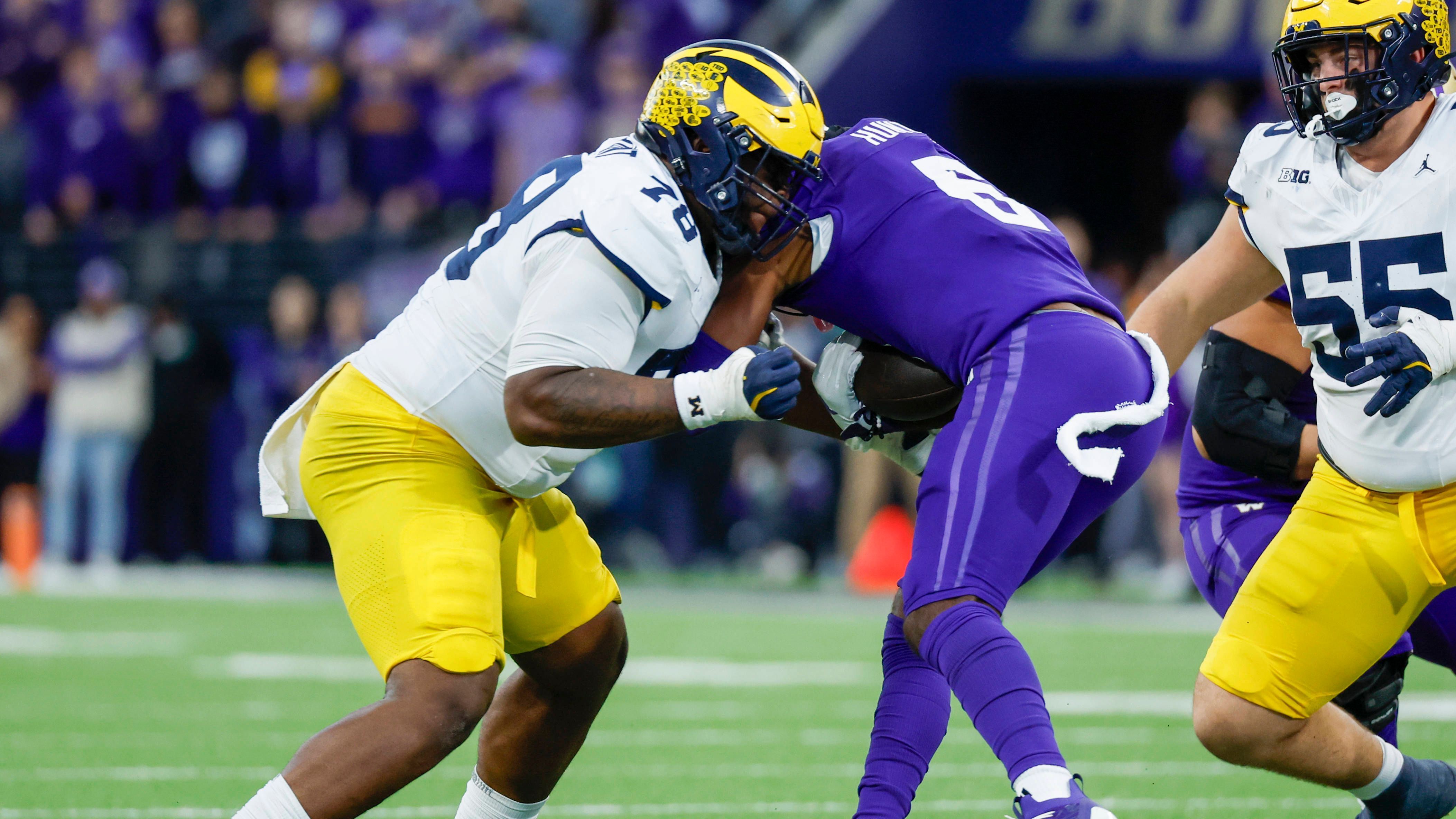 <strong>22. Pick: Los Angeles Chargers - DL Kenneth Grant (Michigan)</strong><br>Die Chargers bauen die Defensive Line weiter aus. Grant verpasste den Combine mit einer kleinen Verletzung, verfügt aber über starke körperliche Anlagen, um Chaos in der Mitte der Defensive Line zu kreieren.