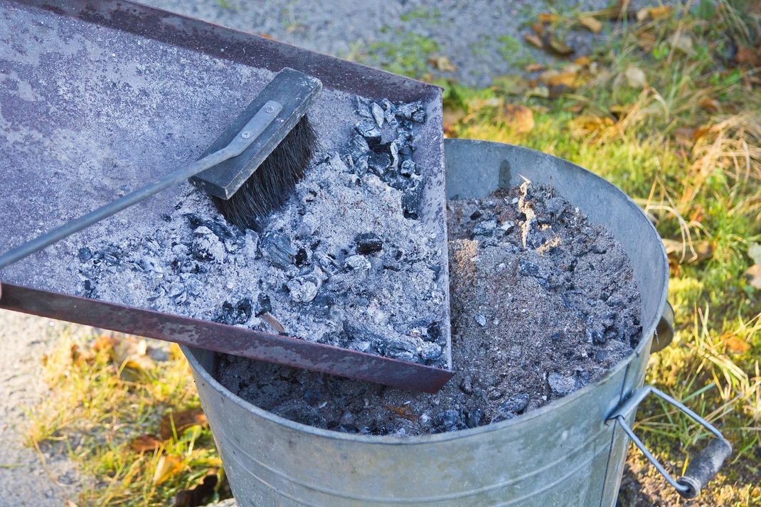 Mit dem Abfallprodukt vom Grillabend, der Asche, lässt sich wunderbar der Grillrost reinigen. Denn diese ist so rau, dass Sie Grillreste einfach wegschmirgelt.