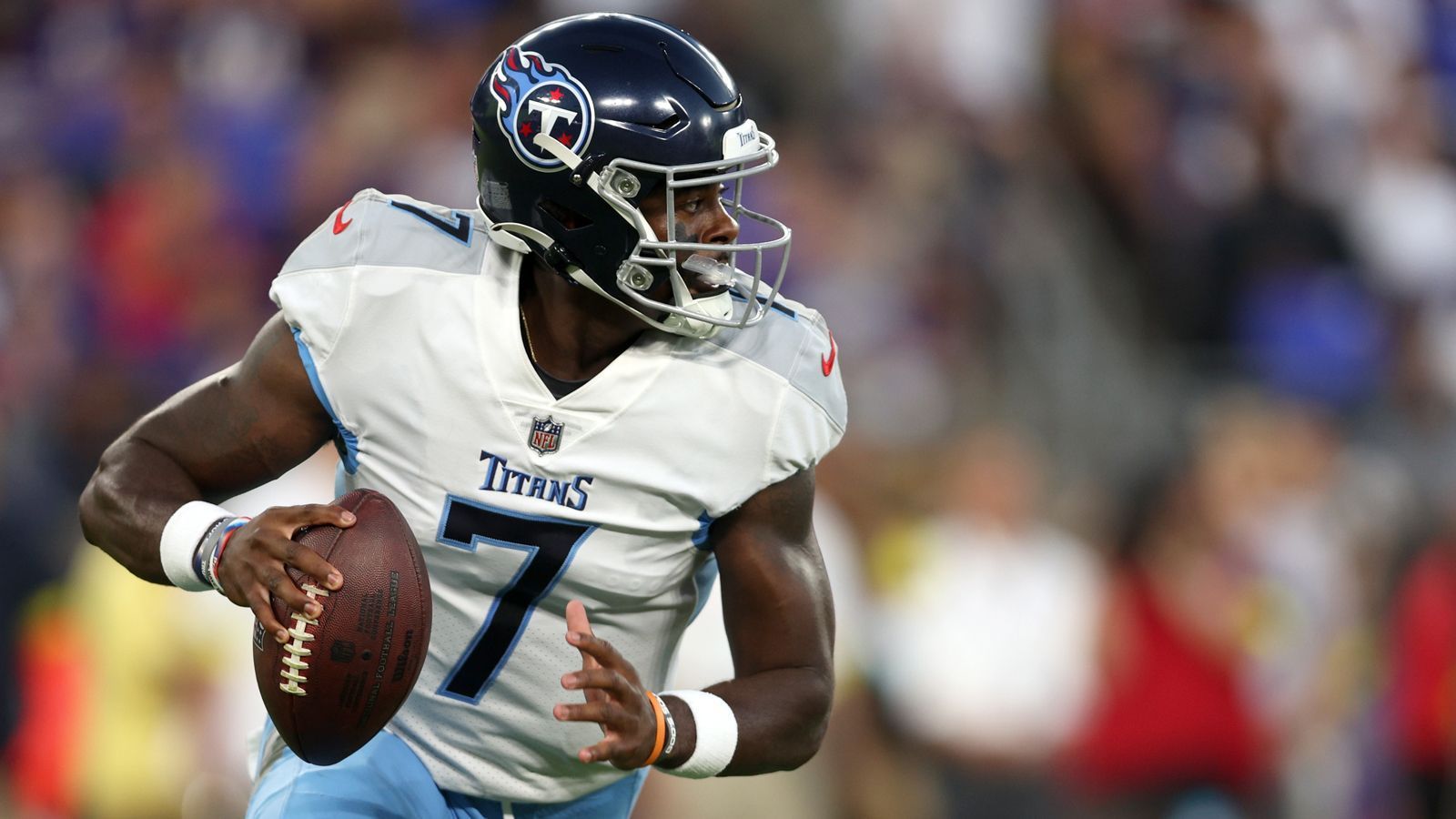 
                <strong>Malik Willis (Tennessee Titans)</strong><br>
                Willis, der an 86. Stelle in Runde 3 von Tennessee gedraftet wurde, hat ein ordentliches Debüt hinter sich. Der 23-Jährige brachte sechs von elf Pässen an und kam im Spiel gegen die Baltimore Ravens auf 107 Passing Yards. Zwar zeigte Willis mit seinem Rushing Touchdown, dass er ein variabler Quarterback ist, doch sein Coach war dennoch nicht ganz zufrieden. Titans Head Coach Mike Vrabel nahm den Rookie im dritten Viertel vom Feld und sagte anschließend: "Er hat es gut gemacht, aber er muss noch öfter versuchen, den Ball zu werfen, wenn die Jungs vorne frei sind."
              