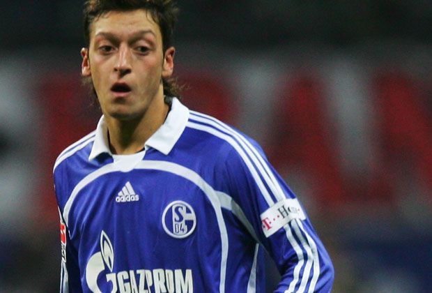 
                <strong>Mesut Özil</strong><br>
                Und auch Mesut Özil schaffte bei den Königsblauen seinen Durchbruch. Mit 16 Jahren wechselte er in die Schalker U19, überzeugte dort und bekam die Chance bei den Profis. Im Januar 2008 verließ er S04 wieder - und ging nach Bremen.
              