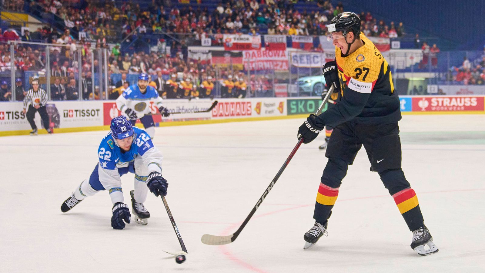 <strong>Geheimer Held des Spiels</strong><br>Auch im zweiten Spiel nach seiner Rückkehr beweist Verteidiger Maksy Szuber, wie wichtig er für das deutsche Spiel ist. Neben der Stabilität in der Defensive zeigt er mit dem Treffer zum 1:0 seinen offensiven Impact. Auch körperlich ein wichtiger Faktor. Am 1,91 Meter großen Hünen prallen die Kasachen ab wie die Regentropfen an der Glasscheibe - brutaler Auftritt!