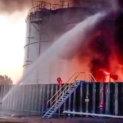 Brand an Ölreservoirs in Russland