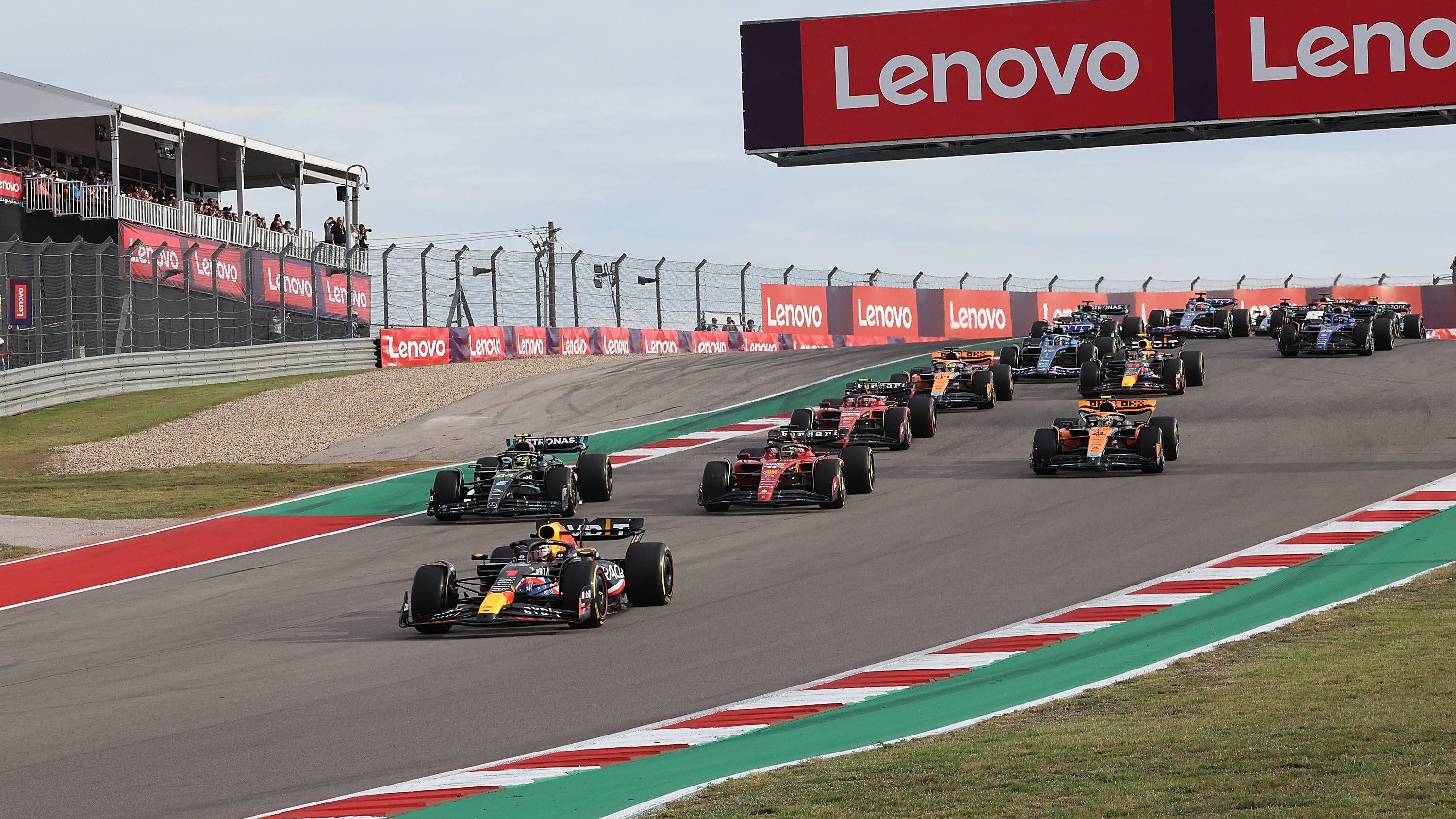 <strong>Sprintrennen 2024 vor Format-Revolution?</strong><br>Es wird darüber spekuliert, dass das Qualifying für die Sprintrennen auf Freitagnachmittag gelegt wird und das Rennen dann am Samstagvormittag vor dem Qualifying für das Rennen am Sonntag stattfinden könnte. Der Samstag war bisher komplett auf den Sprint ausgelegt. Das Qualifying für den Sonntag fand bereits am Freitag statt - was bei den Fahrern nicht gut ankam.