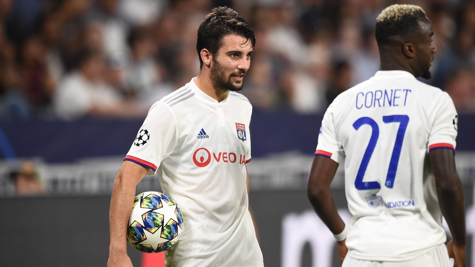 
                <strong>Olympique Lyon (Ligue 1/Frankreich)</strong><br>
                Beim früheren französischen Serienmeister verläuft der Umbruch auf den entscheidenden Positionen des Trainers und Sportdirektors zu Beginn etwas schleppender, als sich die Verantwortlichen das wohl erwartet hätten. In der Ligue 1 liegt Lyon mit neun Punkten nach acht Spielen nur auf Platz 11. Dabei ging die Saison 2019/20 mit einem 3:0-Sieg in Monaco und einem 6:0-Erfolg gegen Angers doch noch so toll los. Aber: In den darauffolgenden sechs Begegnungen kam kein weiterer Dreier für die Mannschaft von Neu-Coach Sylvinho hinzu. So ist das brasilianische Führungsduo, zu dem auch Sportdirektor und Vereinsikone Juninho zählt, schon früh in der Saison 2019/20 unter Erfolgsdruck. 
              