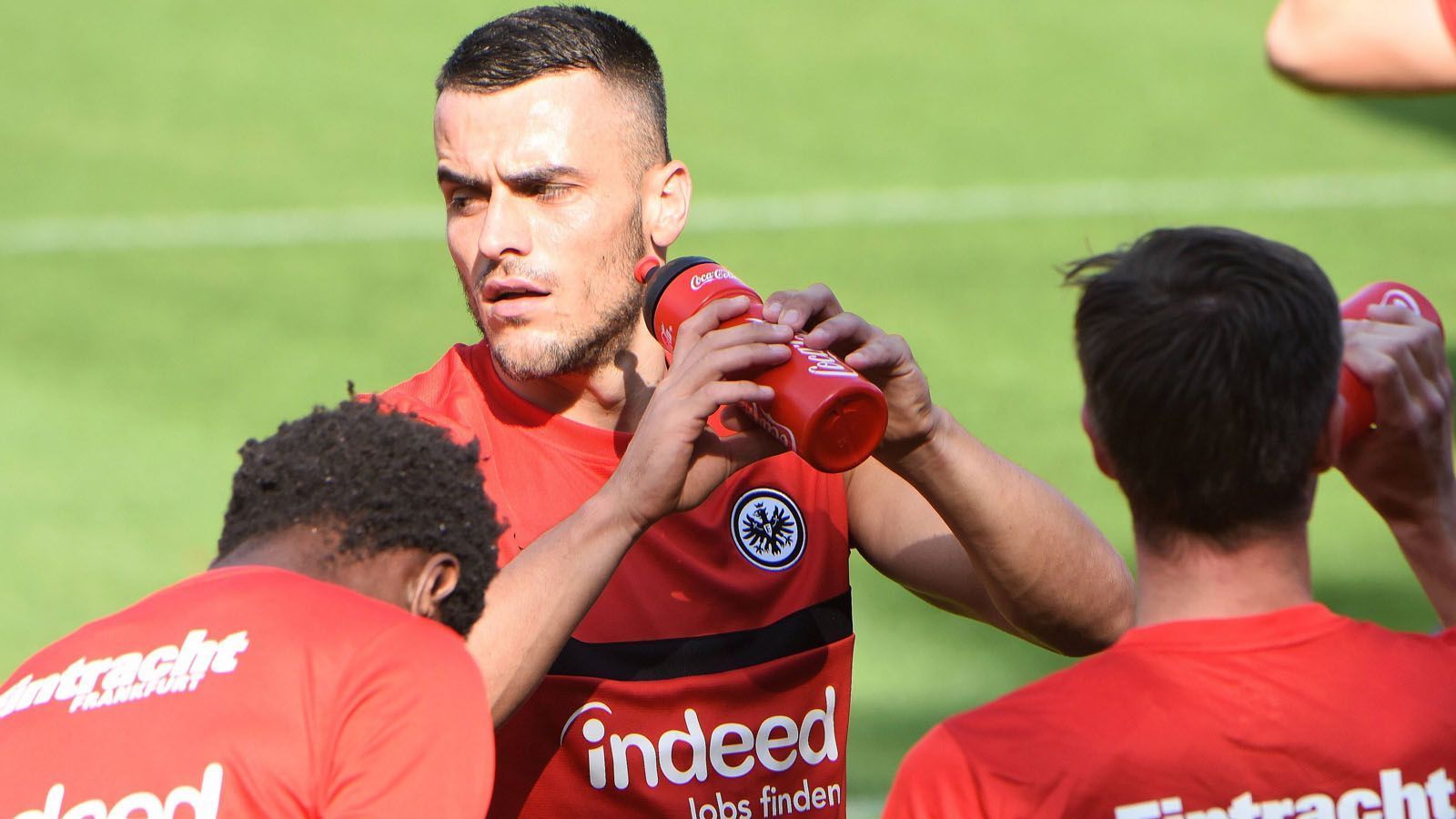 
                <strong>Eintracht Frankfurt</strong><br>
                Trainingsstart: 1. Juli -Trainingslager: kein Trainingslager geplant -Testspiele: Sa., 10 Juli, Eintracht Frankfurt - SV Wehen Wiesbaden 1:3, Sa., 17. Juli, Eintracht Frankfurt - SV Sandhausen 1:0, Di., 20. Juli, Eintracht Frankfurt - FC Gießen 6:1, Sa, 24. Juli, Eintracht Frankfurt - RC Straßburg 2:3, Sa., 31. Juli, Eintracht Frankfurt - AS Saint-Etienne 2:1
              