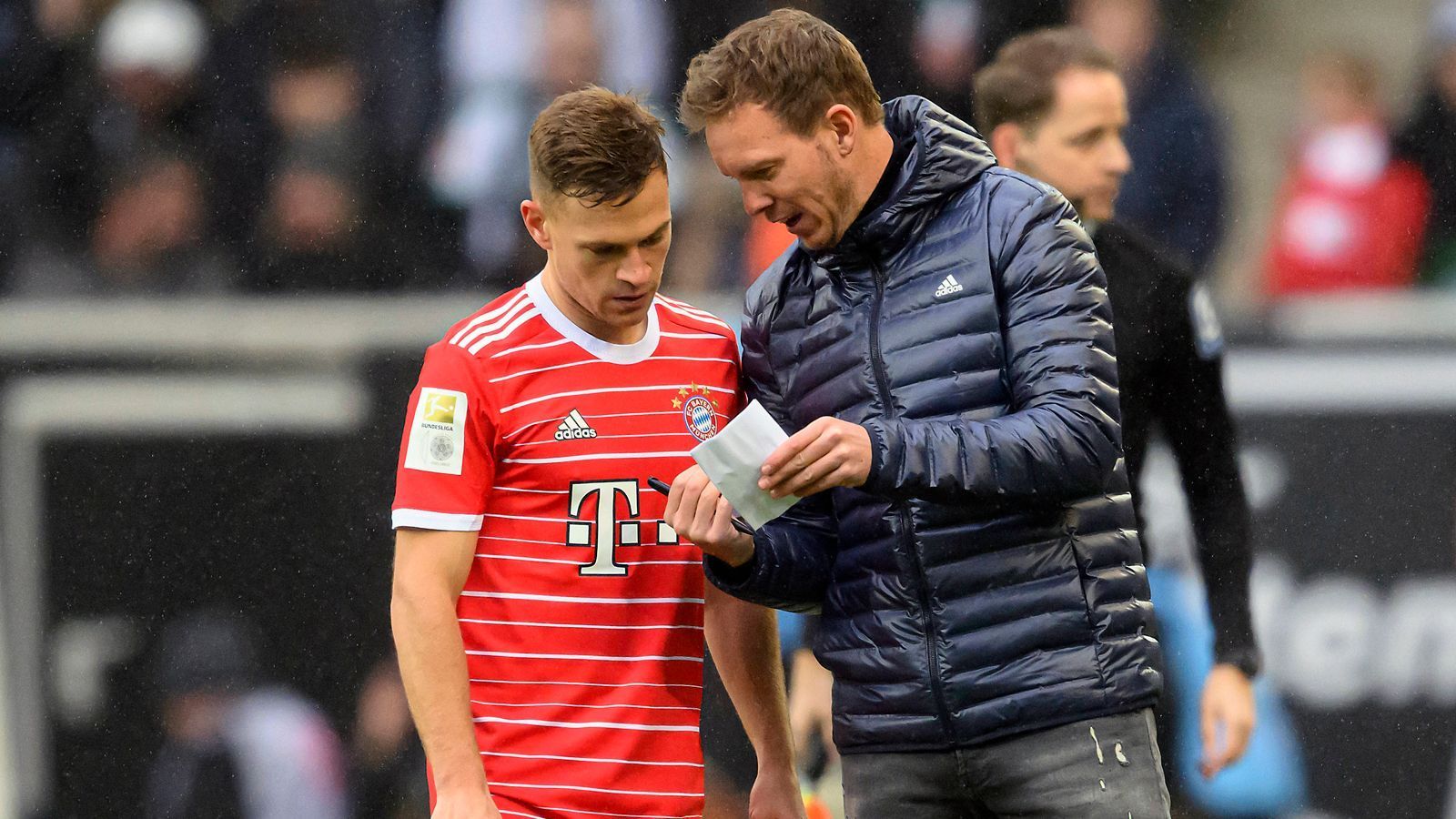 
                <strong>Julian Nagelsmann</strong><br>
                Während Hansi Flick sich auf die Unterstützung der Spieler verlassen konnte, ist Julian Nagelsmann das jüngste Opfer des Mythos "Bayern-Kabine". Am Ende seiner Amtszeit war wohl nur noch Joshua Kimmich ein echter Unterstützer des jungen Trainers und verkündete sogar, Nagelsmann sei unter all den Top-Trainern, die er in seiner Karriere gehabt habe, unter seinen persönlichen Top 3. Doch das allein half Nagelsmann nicht. Zu extrovertiert, zu kompliziertes Training, zu wenig selbstkritisch – so die Vorwürfe der Stars.
              