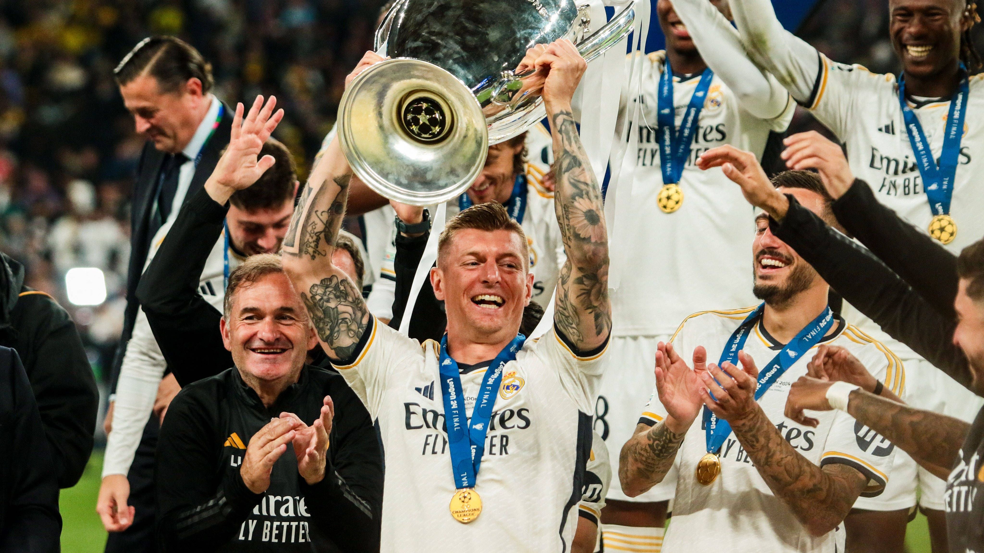 <strong>Champions League 2024 gegen Borussia Dortmund</strong><br>Der insgesamt sechste CL-Sieg für Kroos. Und auch sein letzter. Nach der Spielzeit 23/24 beendet der Titelsammler seine Karriere. Zuvor leitete er mit seinem Eckball-Assist zum 1:0 noch den Erfolg ein, nach 86 Minuten ging er für Modric vom Feld. Real gewann schließlich mit 2:0 gegen den BVB. Kroos bekam die <a target="_blank" data-li-document-ref="382635" href="https://www.ran.de/sports/borussia-dortmund-real-madrid-die-noten-zum-finale-der-champions-league202324-kroos-382635">ran-Note 1</a>.