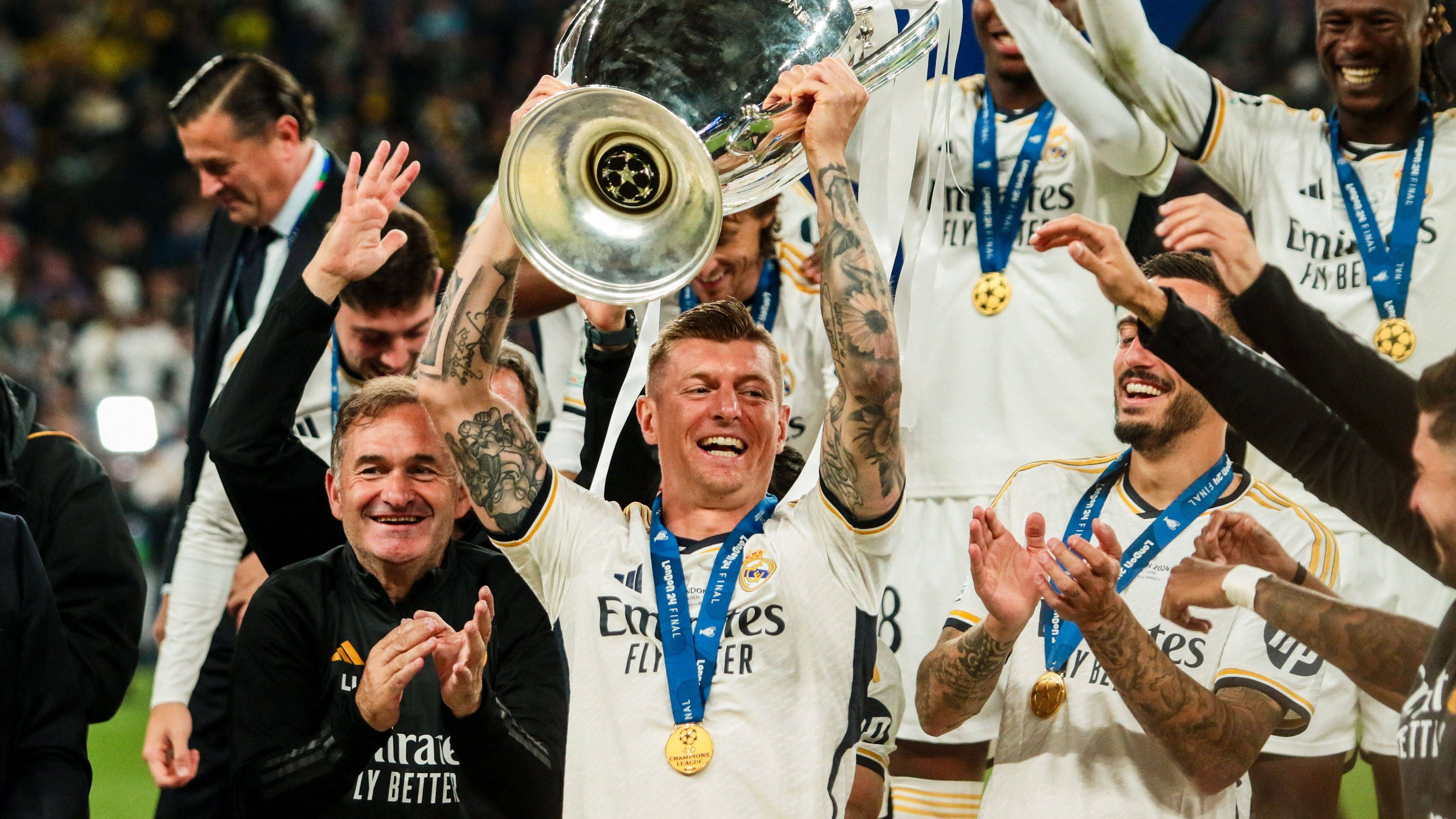 <strong>Champions League 2024 gegen Borussia Dortmund</strong><br>Der insgesamt sechste CL-Sieg für Kroos. Und auch sein letzter. Nach der Spielzeit 23/24 beendet der Titelsammler seine Karriere. Zuvor leitete er mit seinem Eckball-Assist zum 1:0 noch den Erfolg ein, nach 86 Minuten ging er für Modric vom Feld. Real gewann schließlich mit 2:0 gegen den BVB. Kroos bekam die <a data-li-document-ref="382635" href="https://www.ran.de/sports/fussball/champions-league/galerien/borussia-dortmund-real-madrid-die-noten-zum-finale-der-champions-league202324-kroos-382635">ran-Note 1</a>.