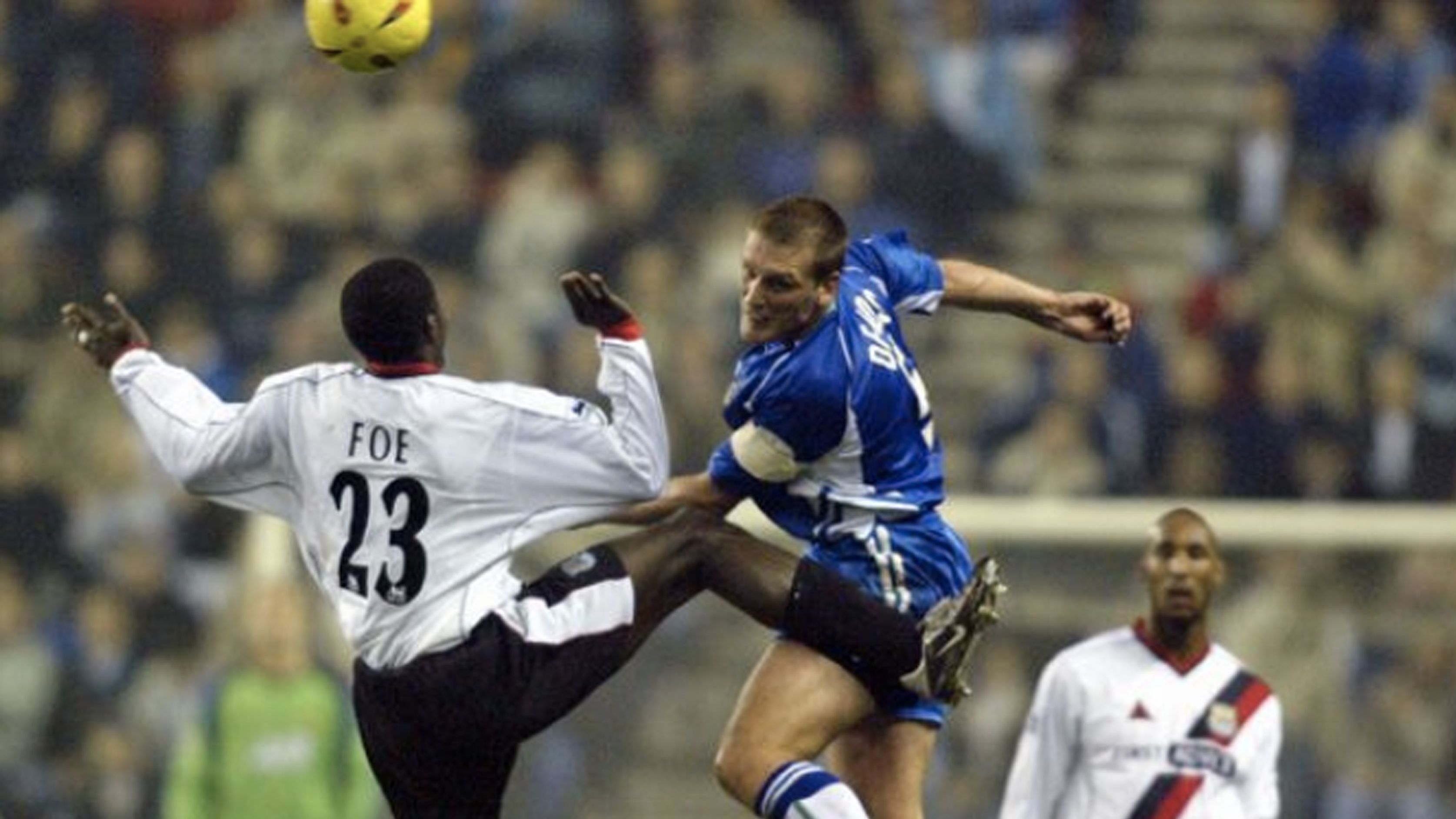 
                <strong>Marc-Vivien Foe (Manchester City)</strong><br>
                Auch die Citizens gehen nach demselben Prinzip vor wie Sevilla. Als Foe 2003 beim Confed-Cup-Spiel zwischen Kamerun und Kolumbien nach einem Herzstillstand auf dem Feld verstarb, entschied sich ManCity dazu, die Rückennummer 23 künftig nicht mehr zu vergeben.
              