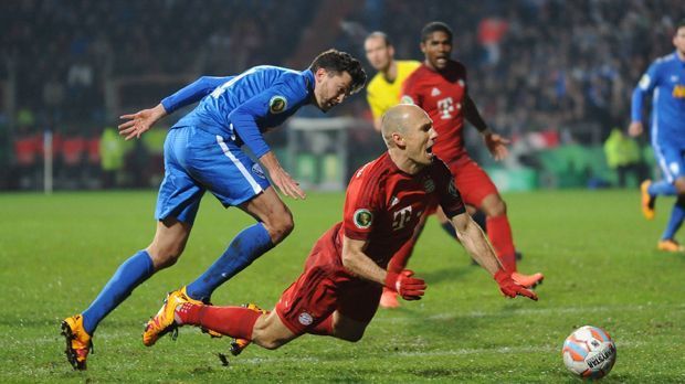 
                <strong>Arjen Robben</strong><br>
                Arjen Robben: Ja, zu Arjen Robben könnte man eine eigene Galerie machen. Die Fans des VfL Bochum finden das aber wohl nur semi witzig. Hier ist Robbens Flugshow im Pokal-Viertelfinale der vergangenen Saison beim Zweitligisten im Bild. Für "Übeltäter" Jan Simunek gab es Rot, Bayern verwandelte den Elfer und kam weiter.
              