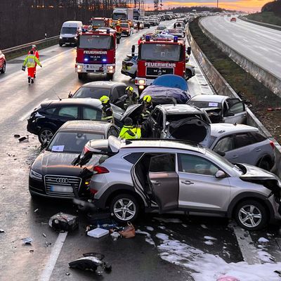 Bei einer Massenkarambolage auf der A3 nahe Würzburg sind zwei Menschen getötet und 27 weitere verletzt worden. 