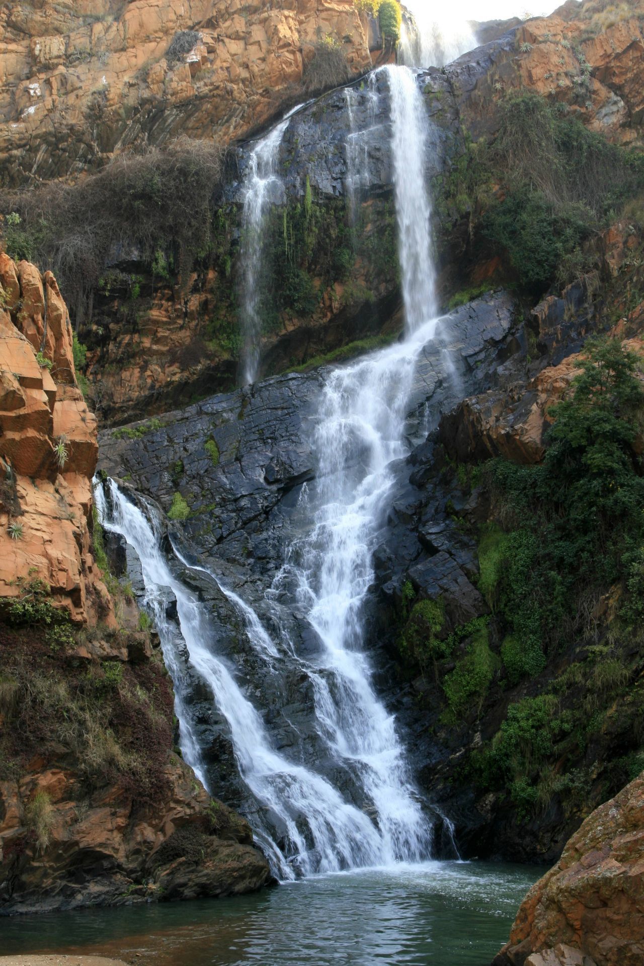 Witwatersrand ("Höhenrücken mit weißem Wasser") ist ein 200 Kilometer langer Gebirgszug in Südafrika, dessen mittlerer Teil den Großraum Johannesburg umfasst. Nach ihm wurde die Währung des Landes - der Rand - benannt. Und zwar deswegen, weil die Region über zahlreiche Goldvorkommen verfügt, die dem afrikanischen Staat großen Wohlstand brachten.
