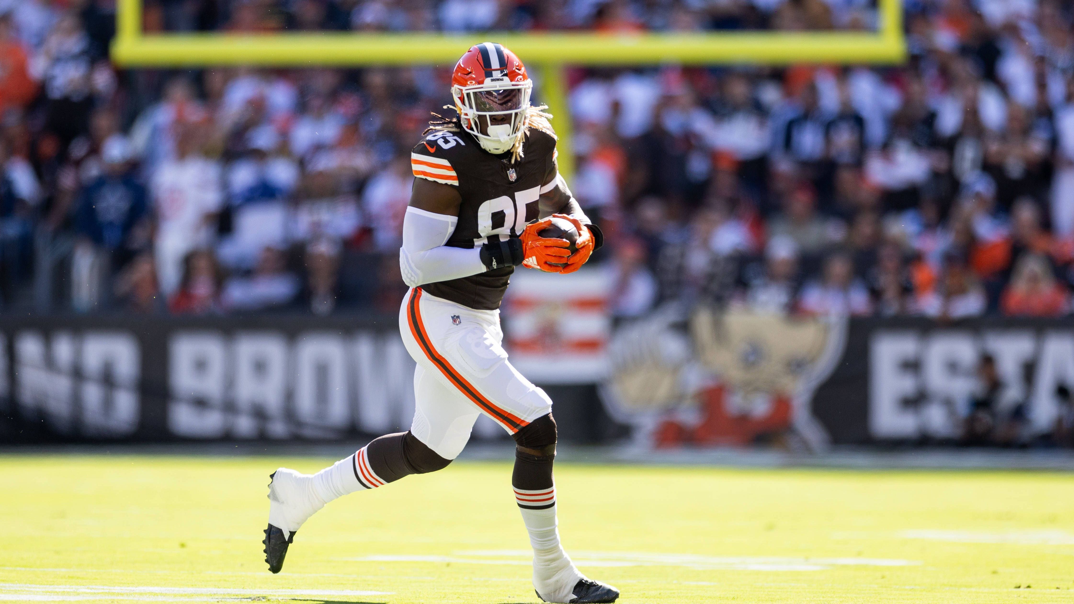 <strong>David Njoku (Cleveland Browns)</strong><br>Sorgen um David Njoku: Die Cleveland Browns mussten ab dem dritten Quarter des Week-1-Matchups gegen die Cowboys auf ihren Tight End verzichten, nachdem dieser sich am Sprunggelenk verletzt hatte. Wie NFL-Insider Ian Rapoport berichtet, zog der 28-Jährige sich offenbar eine Knöchelverstauchung zu.&nbsp;