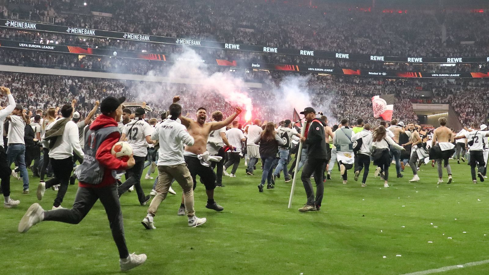 
                <strong>Platzsturm in Frankfurt: SGE-Fans gehen nach Finaleinzug gegen West Ham United steil</strong><br>
                Nach dem Erreichen des Europa-League-Finals brachen bei Eintracht Frankfurt wortwörtlich alle Dämme. Der Platzsturm-Wahnsinn in Bildern.
              