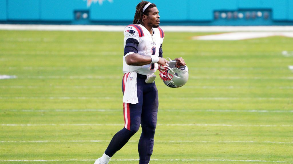 
                <strong>New England Patriots</strong><br>
                Dass die New England Patriots mal in dieser Liste auftauchen würden, hätte man vor ein paar Jahren nicht für möglich gehalten. Aber: Die Patriots brauchen einen neuen Quarterback, denn Cam Newton (im Bild) hat in dieser Saison nicht die Leistung gebracht, die ihn in den frühen 2010er Jahren zu einem der besten QBs der Liga machte. Die Situation in New England ist aber nicht so schlecht: Nicht nur wartet Jarett Stidham, der 2019 gedraftet wurde, auf seine Chance, die Patriots haben aufgrund der schwachen Saison einen vergleichsweise hohen Draft-Pick, der in einen neuen Spielmacher investiert werden kann. Zu guter Letzt verfügen die Patriots voraussichtlich über knapp 94 Millionen US-Dollar Cap Space in der kommenden Saison, was auch ein Signing von Dak Prescott oder einen Trade von Carson Wentz ermöglichen würde.
              