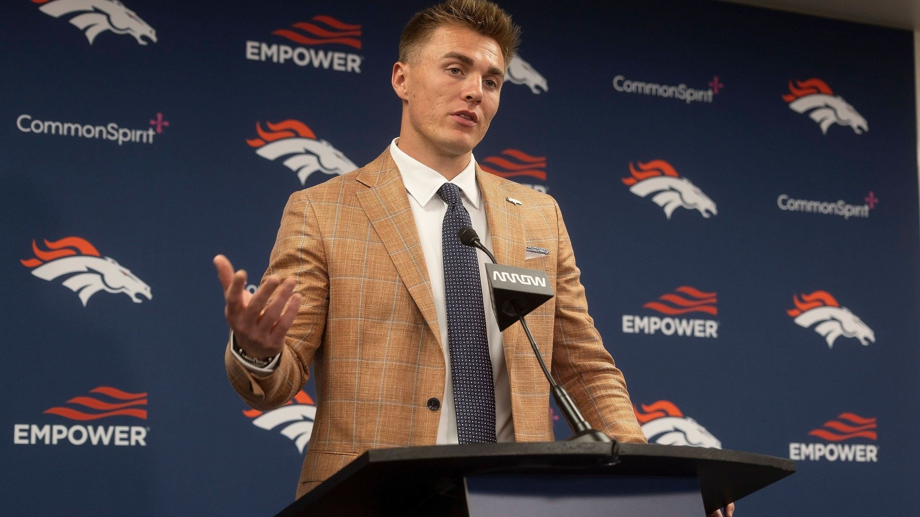 <strong>Denver Broncos - Bo Nix</strong><br>Wird Free Agent: 2028*<br>Vertragslaufzeit: 4 Jahre<br>Vertragsvolumen: 18,6 Millionen<br>Garantierte Summe: 18,6 Millionen<br><br>*Die Broncos besitzen die Option auf ein fünftes&nbsp; Jahr.