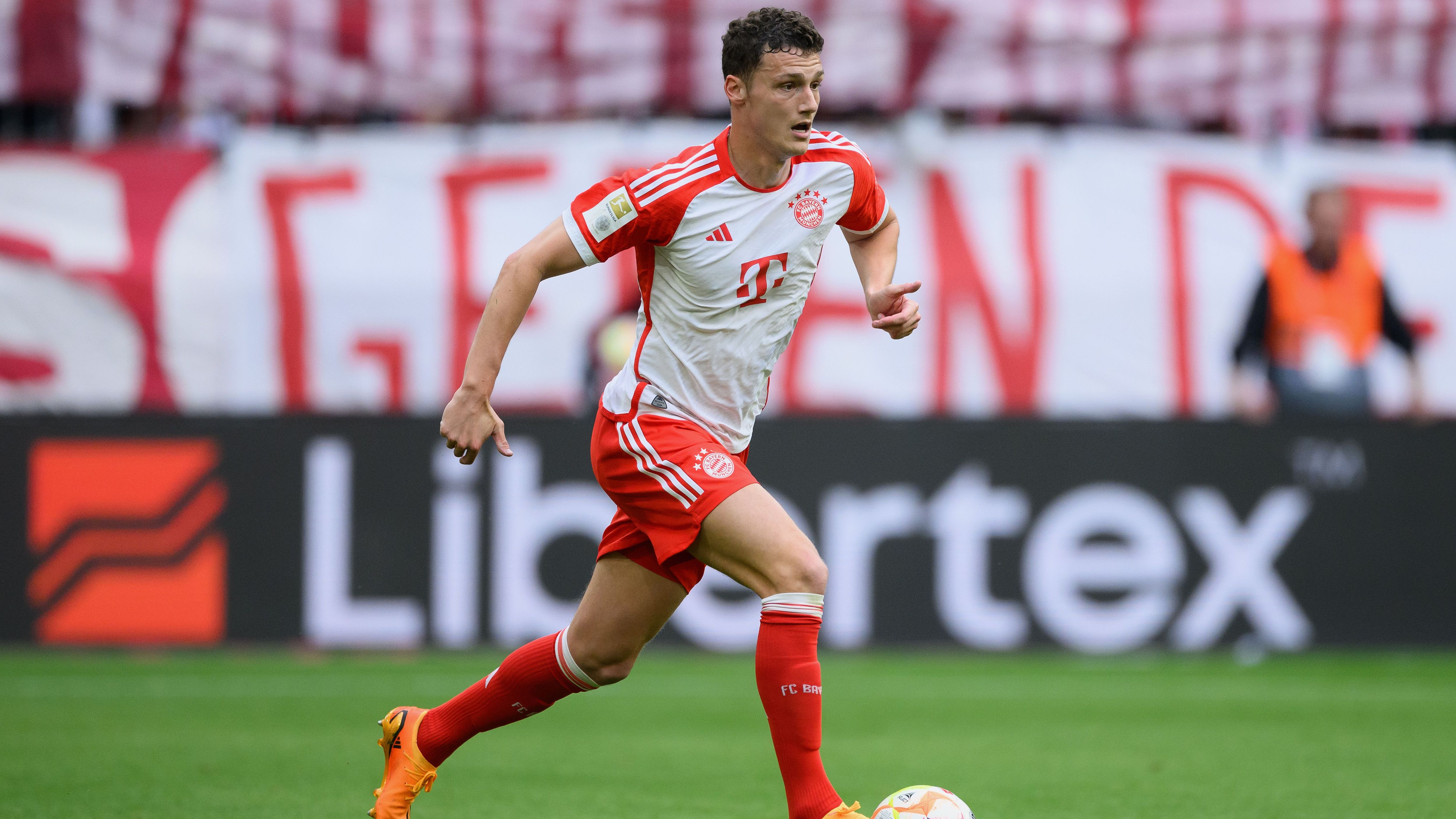 <strong>Benjamin Pavard<br></strong>Laut dem Transfermarkt-Experten Fabrizio Romano ist der Wechsel von Benjamin Pavard vom FC Bayern zu Inter Mailand fix. Demnach geht der Franzose für eine Ablösesumme von 30 Millionen Euro in die Serie A. Zudem wurden dem Bericht nach Bonuszahlungen von bis zu zwei Millionen Euro vereinbart.