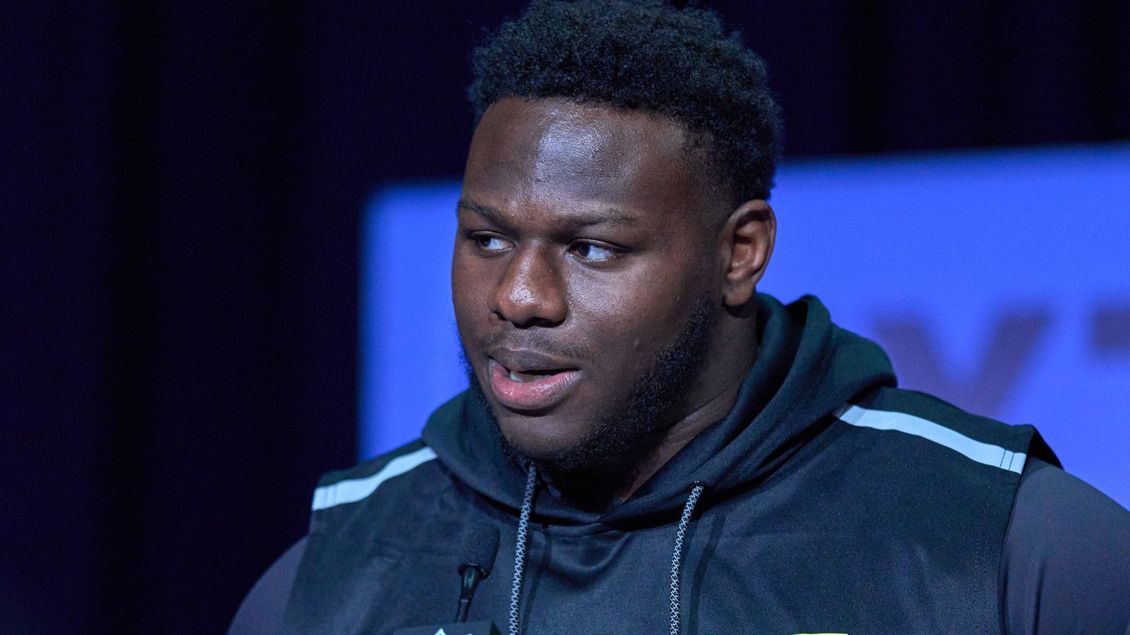 
                <strong>Ikem Ekwonu (Offensive Tackle, North Carolina State University)</strong><br>
                Was das Selbstvertrauen angeht, ist Offensive Tackle Ikem "Ickey" Ekwonu ganz vorne dabei. "Es würde mich nicht überraschen, wenn ich der Nummer-Eins-Pick werde", erklärte er im Rahmen des Combines selbstbewusst. Der Youngster von der North Carolina State University gilt als einer der besten Spieler im Draft und würde tatsächlich zu den Jacksonville Jaguars passen, die den Nummer-Eins-Pick halten. Kurios: Sein Selbstbewusstsein hat er dabei auf der Bühne gelernt, wie er verriet: "In der Schule habe ich bei '101 Dalmatiner', 'Aristocats' und 'Das Dschungelbuch' mitgespielt." Auf der High School nahm der 145-Kilo-Athlet dann zusätzlich auch Gesangsunterricht: "Ich habe eine weite Range. Von Bass bis Tenor kann ich eigentlich alles singen. In der High School habe ich als einer der wenigen die hohen Töne getroffen." 
              