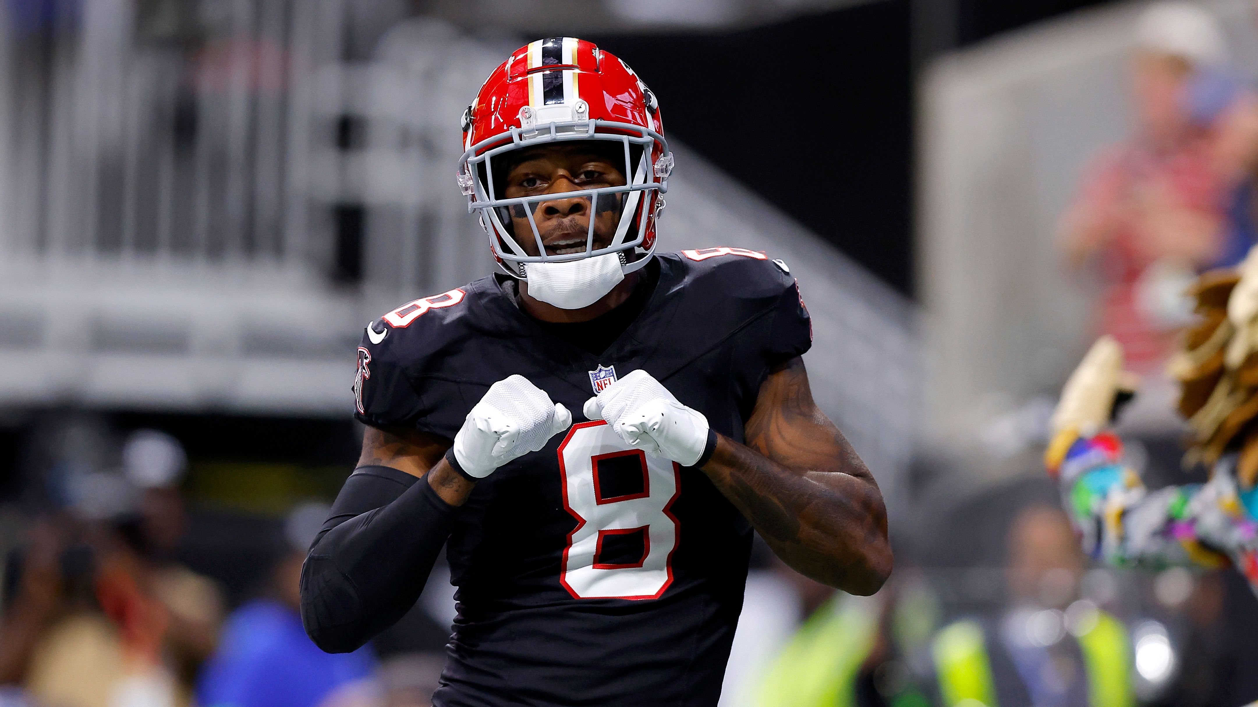 <strong>Atlanta Falcons: Kyle Pitts traden</strong><br>Nach einem starken Start in seine NFL-Karriere hat der Stern von Kyle Pitts etwas an Strahlkraft verloren. Der Vertrag des talentierten Tight Ends läuft zudem nach der Saison aus. Vielleicht könnten die Falcons ihn noch für einen hohen Draft-Pick loswerden, anstatt ihn in der Free Agency im kommenden Jahr ziehen zu lassen.
