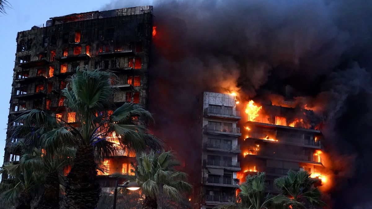 Der spanischen Zeitung El País zufolge sollen in dem Gebäude etwa 450 Menschen wohnen.