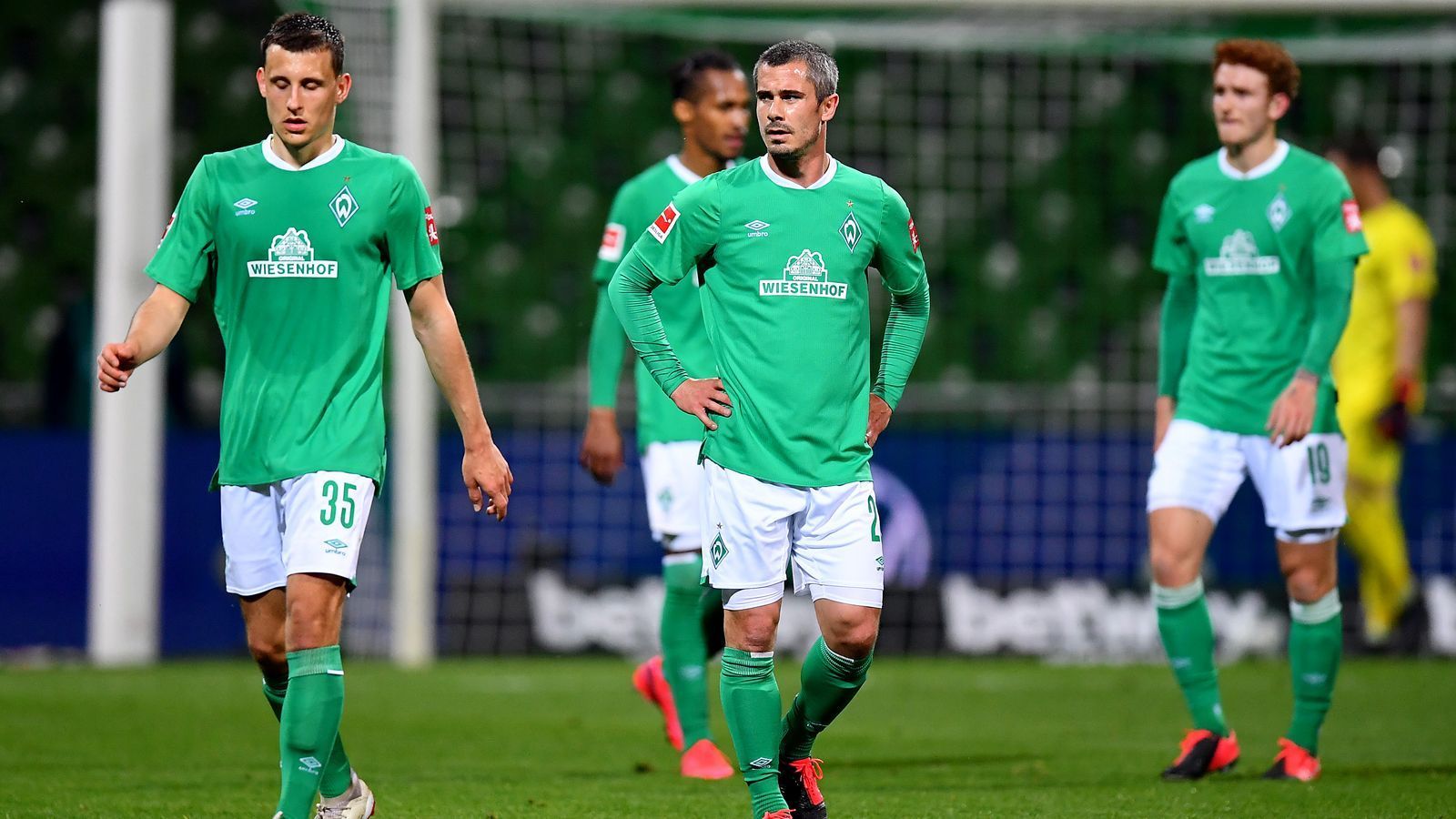 
                <strong>SV Werder Bremen </strong><br>
                Jahrelang war man in der Hansestadt stolz darauf einer der wenigen schuldenfreien Bundesligaklubs zu sein, durch die Corona-Pause stehen diese Prinzipien nun auf dünnen Beinen. Wie "deichstube.de" im April 2020 berichtete, hätten bereits erste Sponsoren ihre Zahlungen an die Werderaner zurückgefahren, Rechnungen in Höhe von 5 Millionen Euro seien offen und könnten nicht bezahlt werden. Die Bremer scheinen wohl fast schon gezwungen, nach einigen Jahren wieder Schulden aufzunehmen.
              