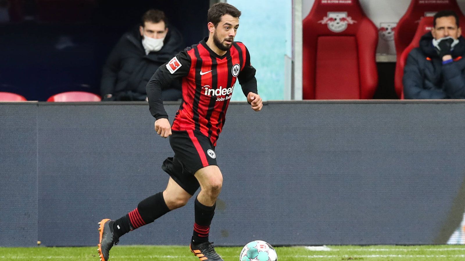 
                <strong>Mittelfeld: Amin Younes (Eintracht Frankfurt)</strong><br>
                Jüngst nominierte Bundestrainer Joachim Löw den Frankfurter für die anstehenden WM-Quali-Spiele und honorierte somit die starken Leistungen der Neapel-Leihgabe. Zwar kommt der offensive Mittelfeldspieler "nur" auf fünf Torbeteiligungen in 19 Partien, versprüht aber Spielwitz und ist ein ständiger Unruheherd. Zudem erzielte Younes beim 2:1-Sieg über den FC Bayern München eines der schönsten Tore der Saison, als er das Leder aus spitzem Winkel unhaltbar für Bayern-Keeper Manuel Neuer in den Knick jagte.
              