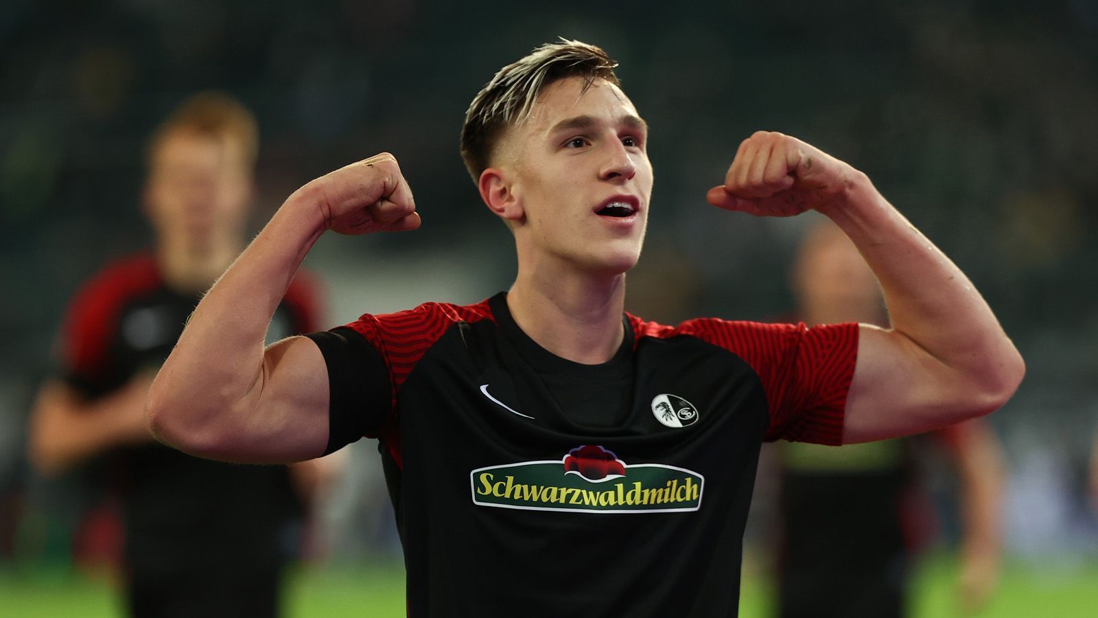 
                <strong>Nico Schlotterbeck (SC Freiburg)</strong><br>
                Nico Schlotterbeck hat wohl nur Außenseiter-Chancen. Zwar passt der 22-Jährige als junger deutscher Nationalspieler perfekt ins Beuteschema der Bayern. Der Verteidiger des SC Freiburg würde jedoch eine Ablöse von 20 bis 25 Millionen Euro kosten. Da der Süle-Abgang kein Geld in die Kasse des Rekordmeisters spült, ist Salihamidzic aber angehalten, eher nach ablösefreien Kandidaten zu suchen. Schlotterbeck selbst schloss auch einen Verbleib im Breisgau nicht aus. "Es ist sehr gut möglich, dass es nirgends hingeht und ich in Freiburg bleibe", sagte er jüngst bei "Sky".
              