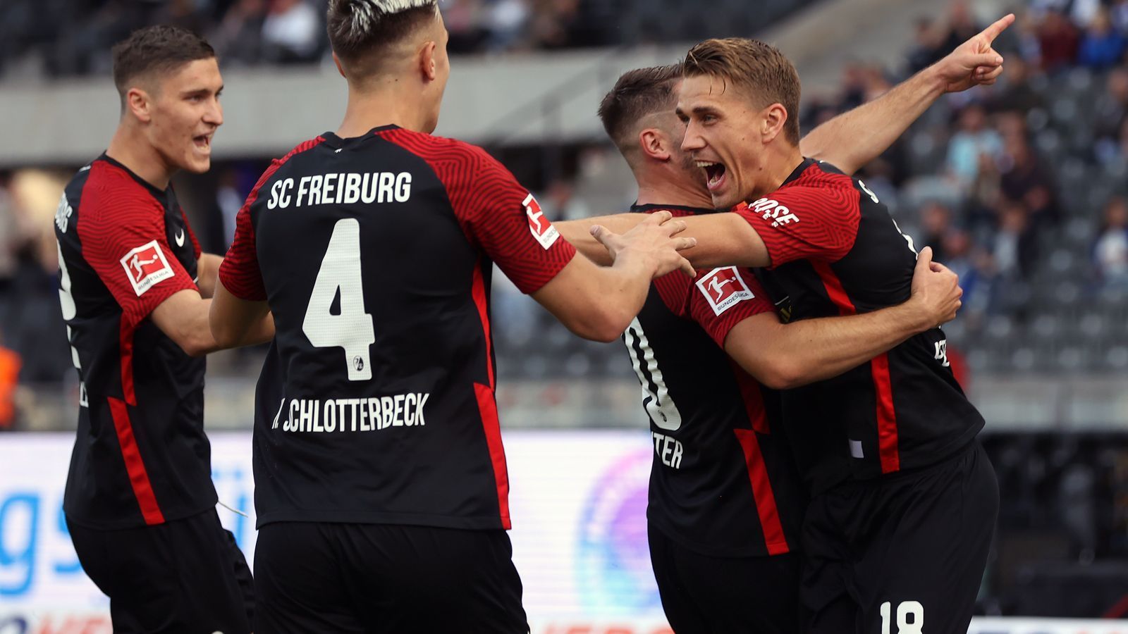 
                <strong>Underdog Freiburg im Höhenflug</strong><br>
                Mindestens genauso überraschend wie Leverkusens Platz 2, ist die Tatsache, dass der SC Freiburg nach sieben Spieltagen auf Platz 4 liegt und damit auf einem Champions-League-Rang. Die Breisgauer sind als einziges Bundesliga-Team noch ohne Saison-Niederlage. Wie weit die Elf von Trainer Christian Streich in der Entwicklung tatsächlich schon ist, dürfte direkt nach dem Ende der Länderspielpause klar werden. Dann warten in drei der vier folgenden Bundesliga-Begegnungen Champions-League-Teilnehmer als Gegner auf die Freiburger (RB Leipzig, VfL Wolfsburg, FC Bayern). Seit Freiburg 2016 wieder in die Bundesliga aufstieg, ist Platz 7 die beste Endplatzierung des Sport-Clubs, die erfolgreichste Bundesliga-Saison der Vereinsgeschichte gab es 1994/95 mit Rang 3.
              