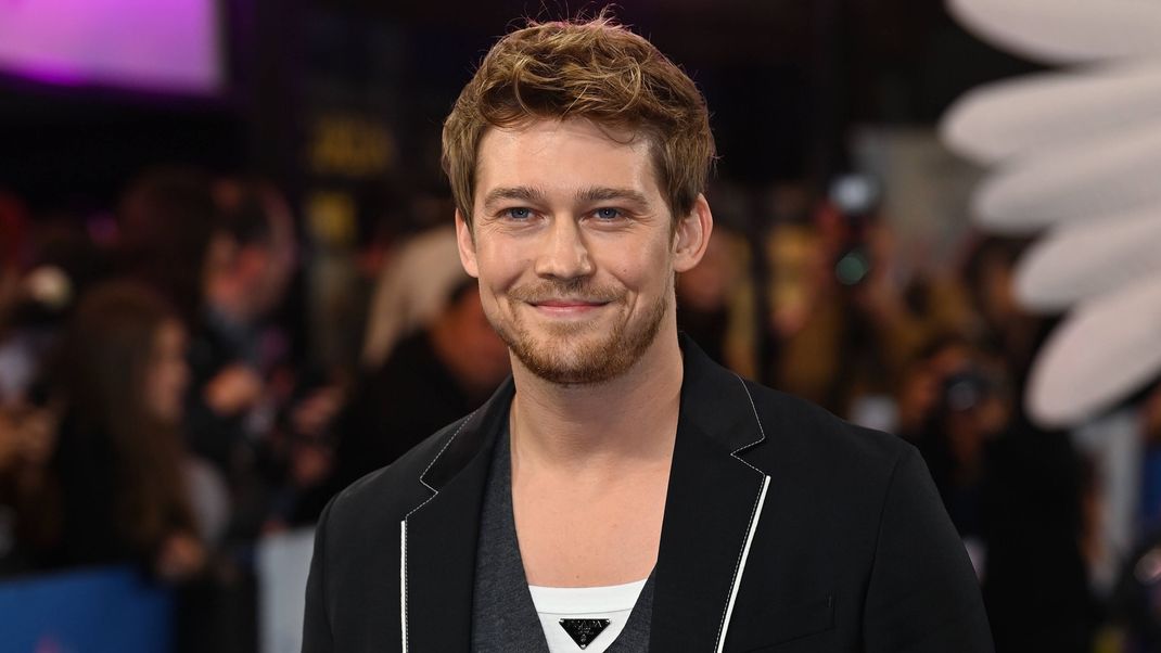 Joe Alwyn hat nach der Trennung von Taylor Swift nun erstmals wieder einen Post bei Instagram geteilt. Alle Infos gibt es hier!