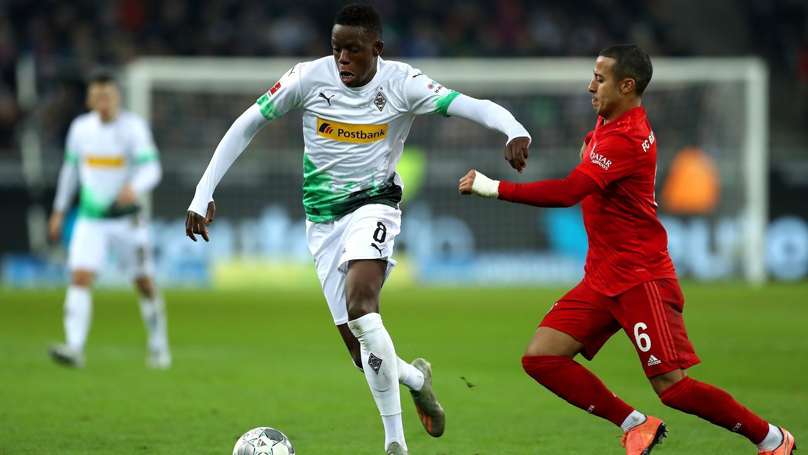 
                <strong>Denis Zakaria (Borussia Mönchengladbach)</strong><br>
                Von seinen bislang so starken Saisonleistungen bleibt diesmal nur das über weite Strecken saubere Passspiel. Im Zweikampf agiert Zakaria nicht griffig genug, zudem wirkt er manchmal nicht auf der Höhe. Nach dem Seitenwechsel steigert er sich und bremst mit einer riskanten Grätsche Kimmich aus. Kurz vor Schluss stellt sich der Schweizer in den Dienst der Mannschaft und holt sich mit einem taktischen Foul gegen Müller die fünfte Gelbe Karte ab. ran-Note: 4
              