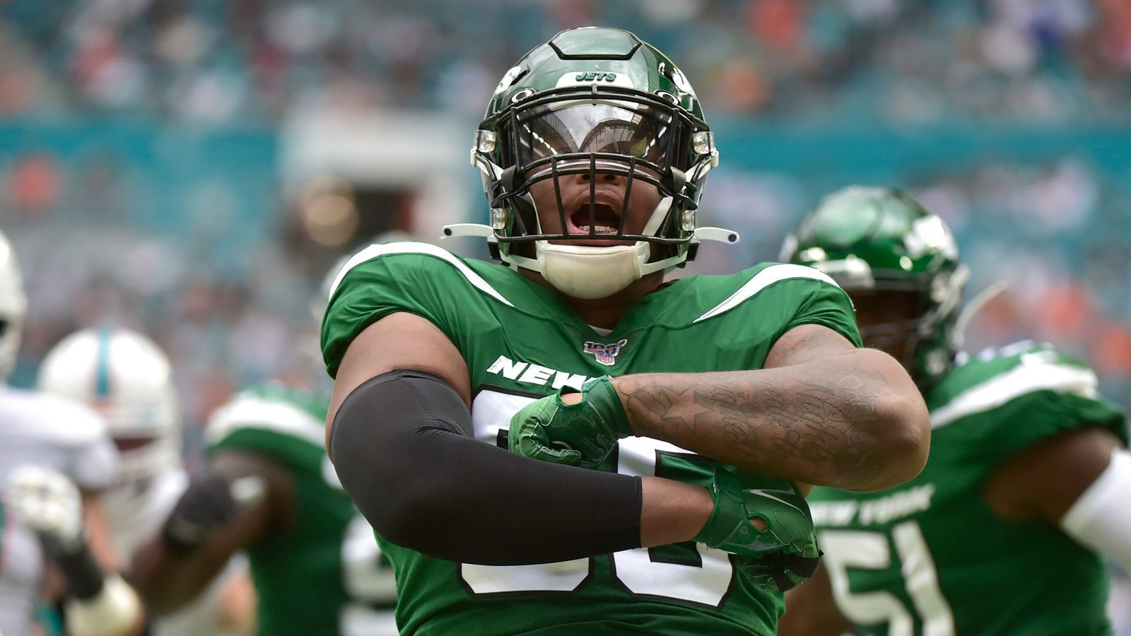 
                <strong>Die Jets werden doch nicht ... oder doch?</strong><br>
                Nein, werden sie nicht. Oder? Quinnen Williams ist unbestritten einer der besten Defensive Tackles der Liga. Doch während Jeffery Simmons (Titans) und Dexter Lawrence (Giants) neuerlich fett abkassieren, konzentrieren sich die New York Jets auf den neuen Star Aaron Rodgers und seine Wunschliste. Williams will beim Training Camp des Teams entsprechend nicht erscheinen und fühlt sich nicht respektiert. Sollten die Jets das nicht in den Griff bekommen, gäbe es sicherlich einige Teams, die das Defense-Monster in ihrem Jersey sehen möchten. Einen Blockbuster Trade könnten wir uns mit den Detroit Lions vorstellen. Doch dafür müssten Picks und ein Mega-Vertrag fließen. Doch der 25-jährige D-Liner dürfte auf Jahre eine sichere Bank sein und könnte die Lions direkt verstärken. 
              