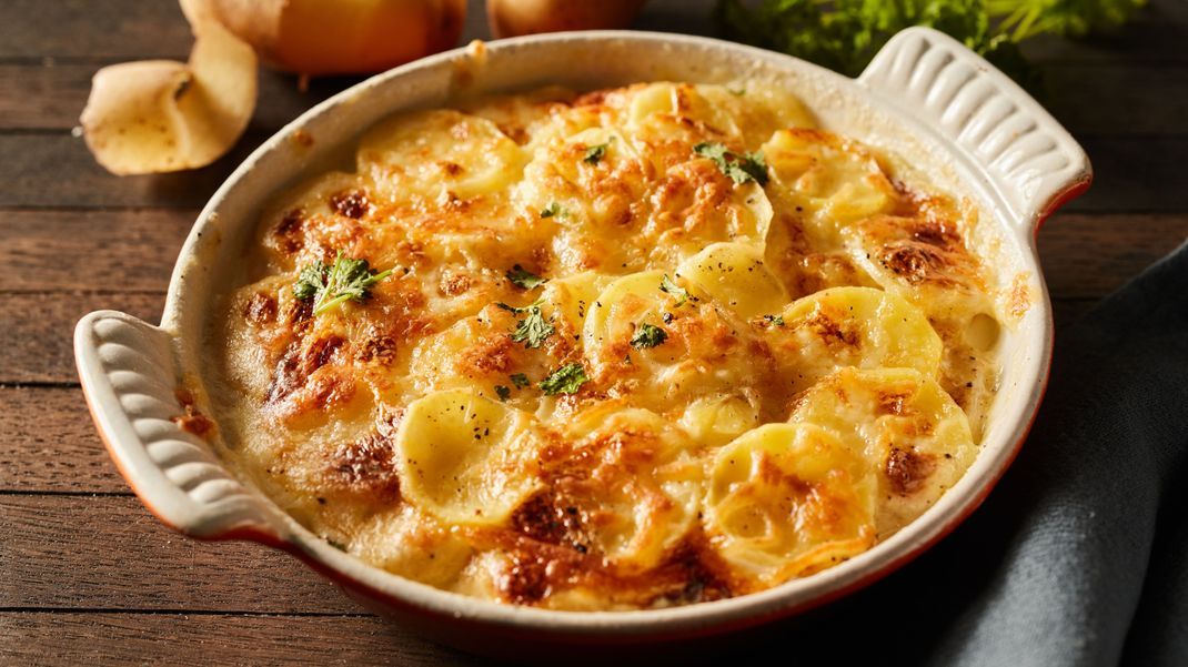 Ein Kartoffel-Gratin ist einfach zubereitet und schmeckt mit Käse überbacken immer.