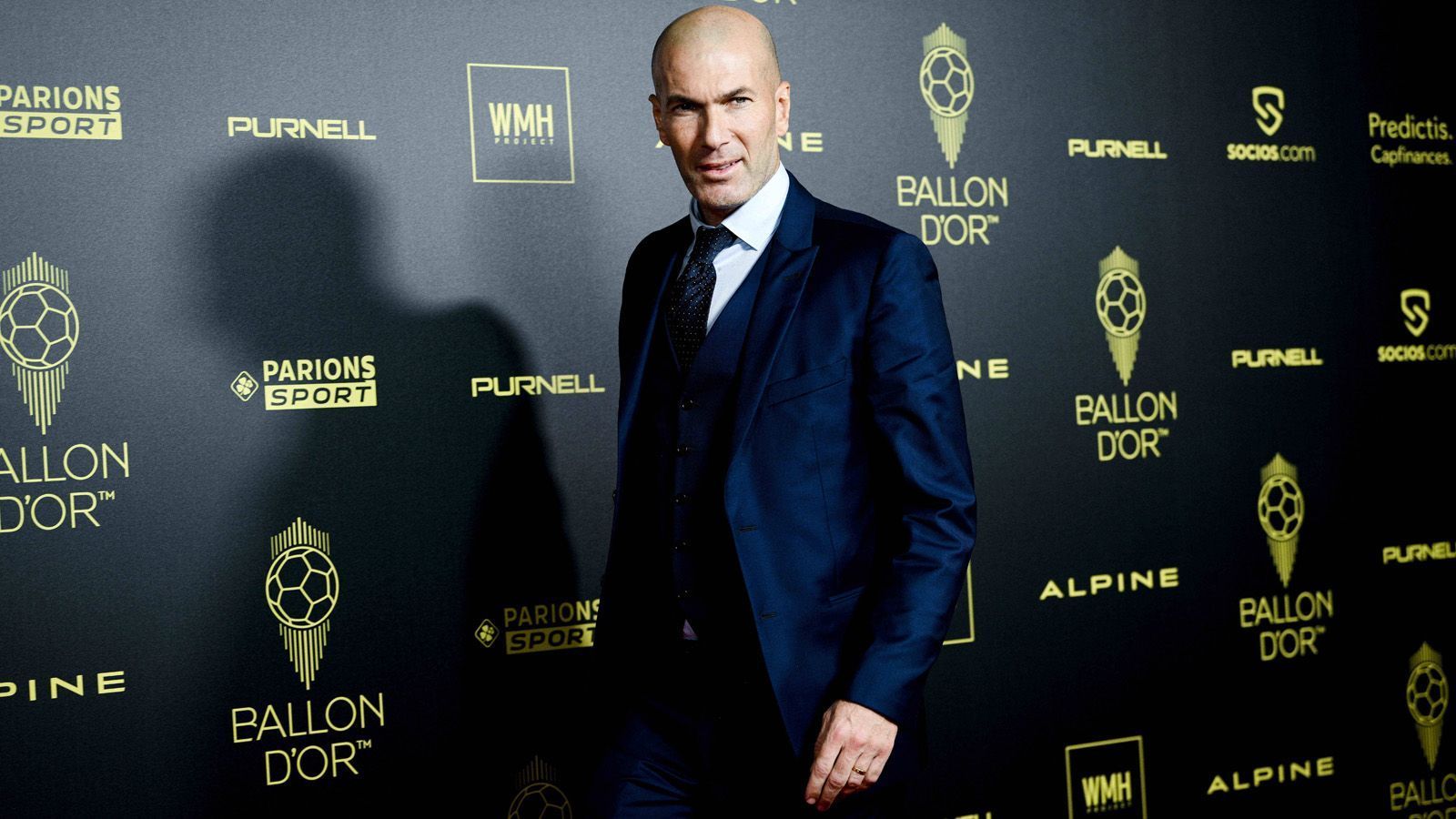 
                <strong>Zinedine Zidane (vereinslos)</strong><br>
                Zinedine Zidane würde viel Glanz zum FC Chelsea bringen. Als Trainer von Real Madrid, das er von 2016 bis 2018 und dann wieder von 2019 bis 2021 trainierte, gewann er dreimal die Champions League. Er war weder als Spieler noch als Trainer jemals in der Premier League. Ob ihn diese Aufgabe reizen würde?
              
