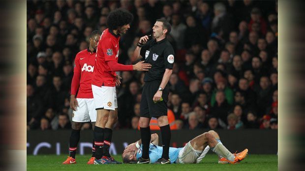 
                <strong>Fellaini vs. Zabaleta</strong><br>
                Fellaini vs. Zabaleta: Doch damit nicht genug. Weil Fellaini für seine Aktion verwarnt wurde, war er so erzürnt, dass er seinen Kaugummi in Richtung Zabaleta spuckte. Erneut kam der Rüpel ungeschoren davon. Die FA sah keinen Grund, den Belgier zu bestrafen. Seitdem macht Zabaleta einen weiten Bogen um Fellaini.
              