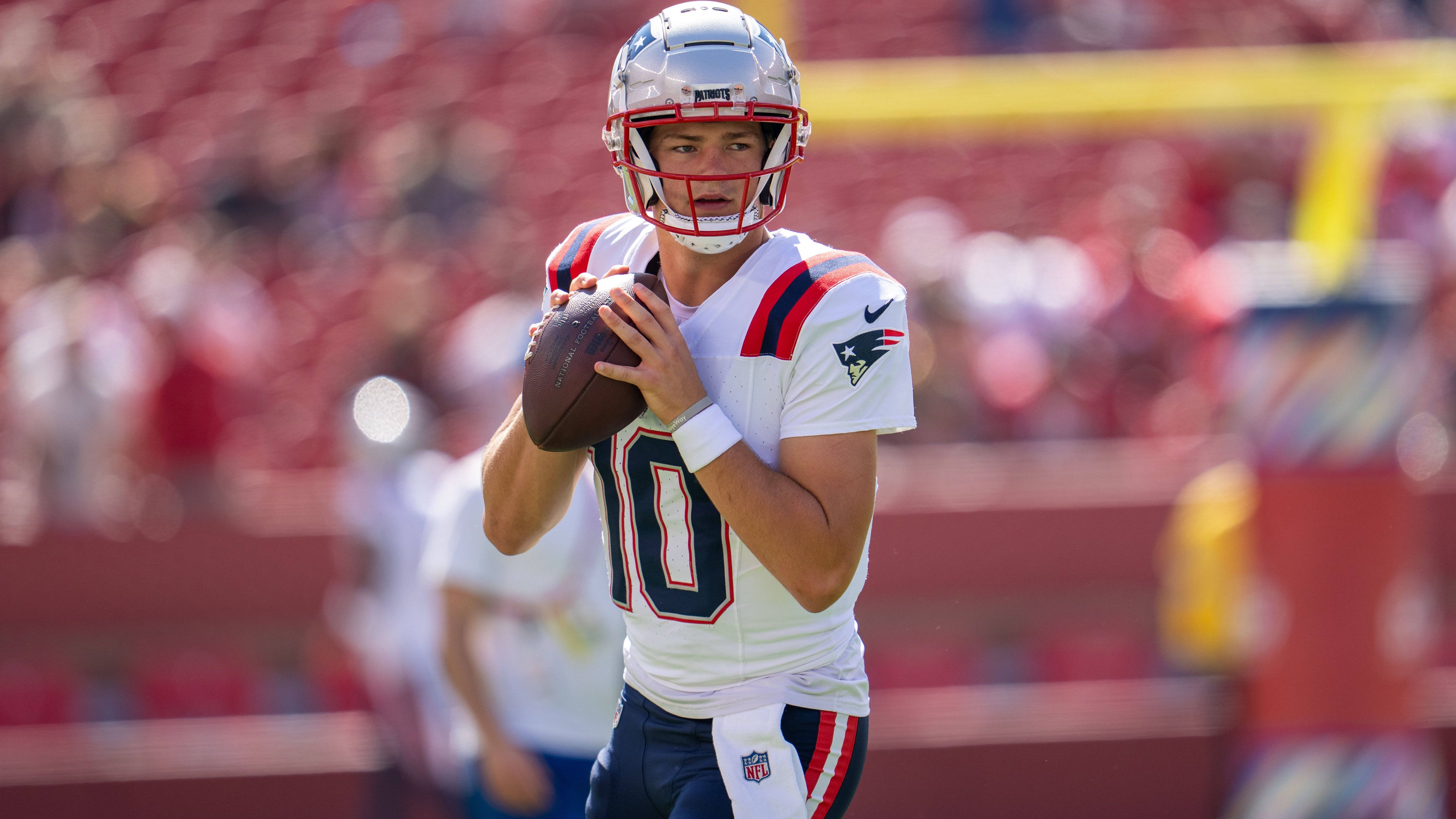 <strong>Platz 18: Drake Maye (New England Patriots)</strong><br>Einer der vielversprechendsten Spielmacher der NFL. Wenn er so weitermacht, wird er im Ranking schnell steigen. Verpflichtungen im Draft sowie die von Wide Receiver Stefon Diggs sollen dabei helfen, dass Maye sich bei den Patriots etabliert. Vergangene Saison zeigte er bereits in schwierigeren Umständen sein Können.