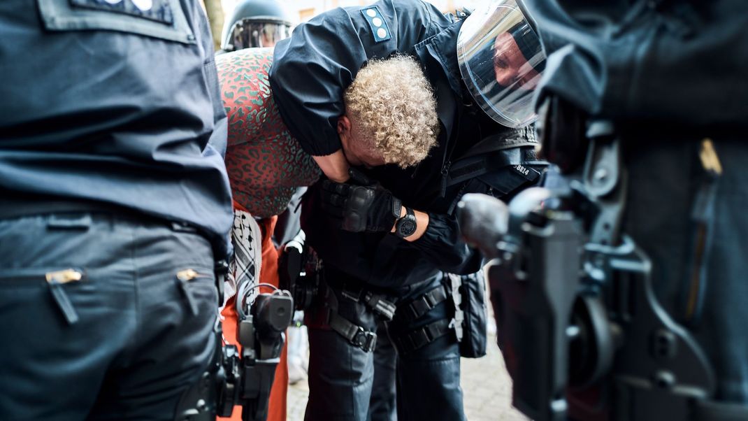 Die Berliner Polizei hat die propalästinensisch geprägte Queer Pride am Kottbusser Tor vorzeitig aufgelöst.
