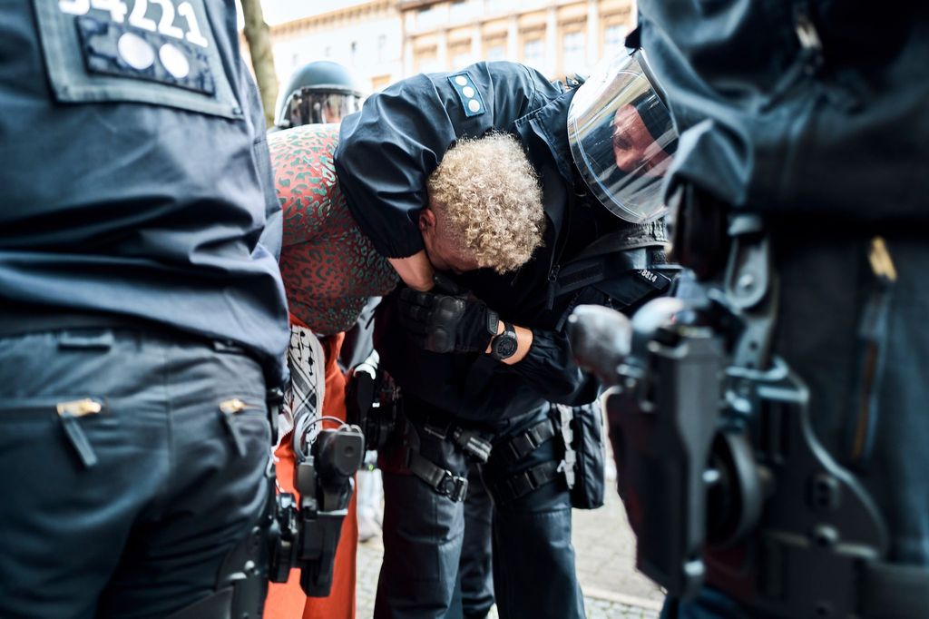 Angriffe und Flaschenwürfe: Polizei löst Queer Pride in Berlin auf