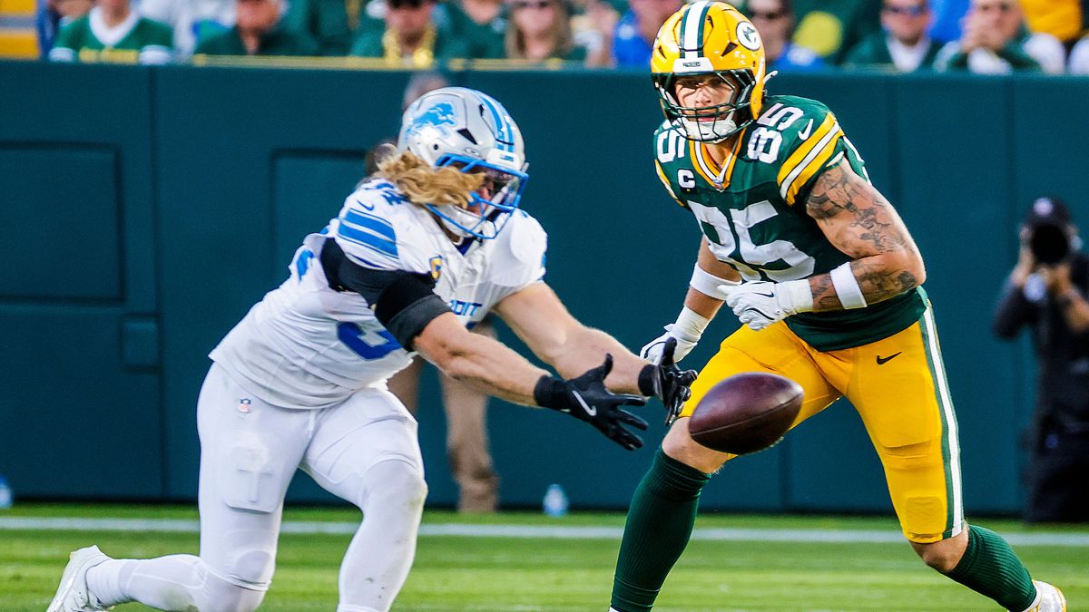 Detroit Lions linebacker Alex Anzalone (L) tries to intercept a pass intended for Green Bay Packers tight end Tucker Kraft (R) in the second half of the NFL, American Football Herren, USA game betw...