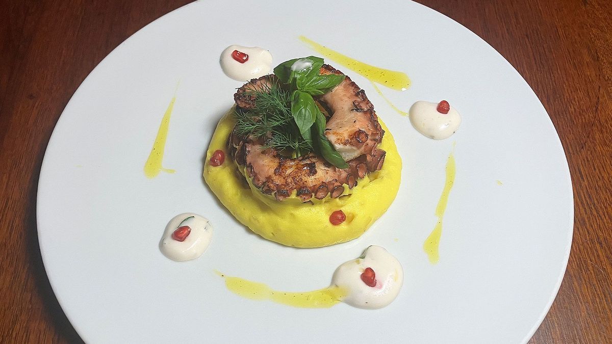 Oktopus auf einem Safran Kartoffel Püree mit Granatapfel und Mayonnaise